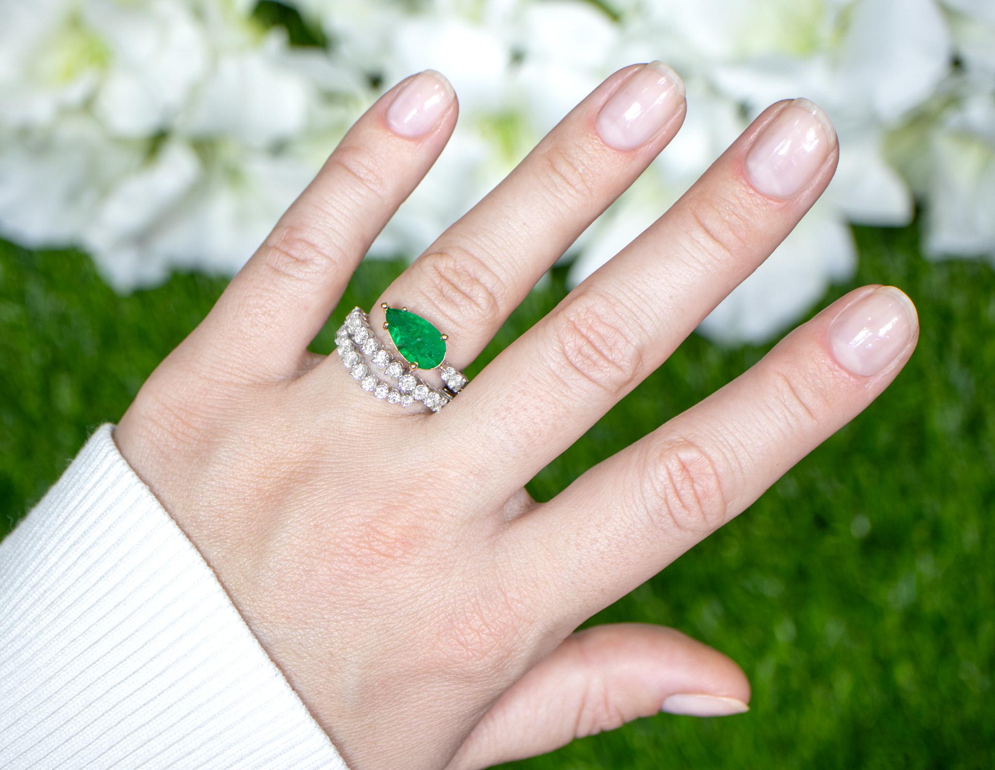 Pear Cut Emerald Serpent Ring With Diamonds 3.83 Carats 18K Gold In Excellent Condition For Sale In Laguna Niguel, CA
