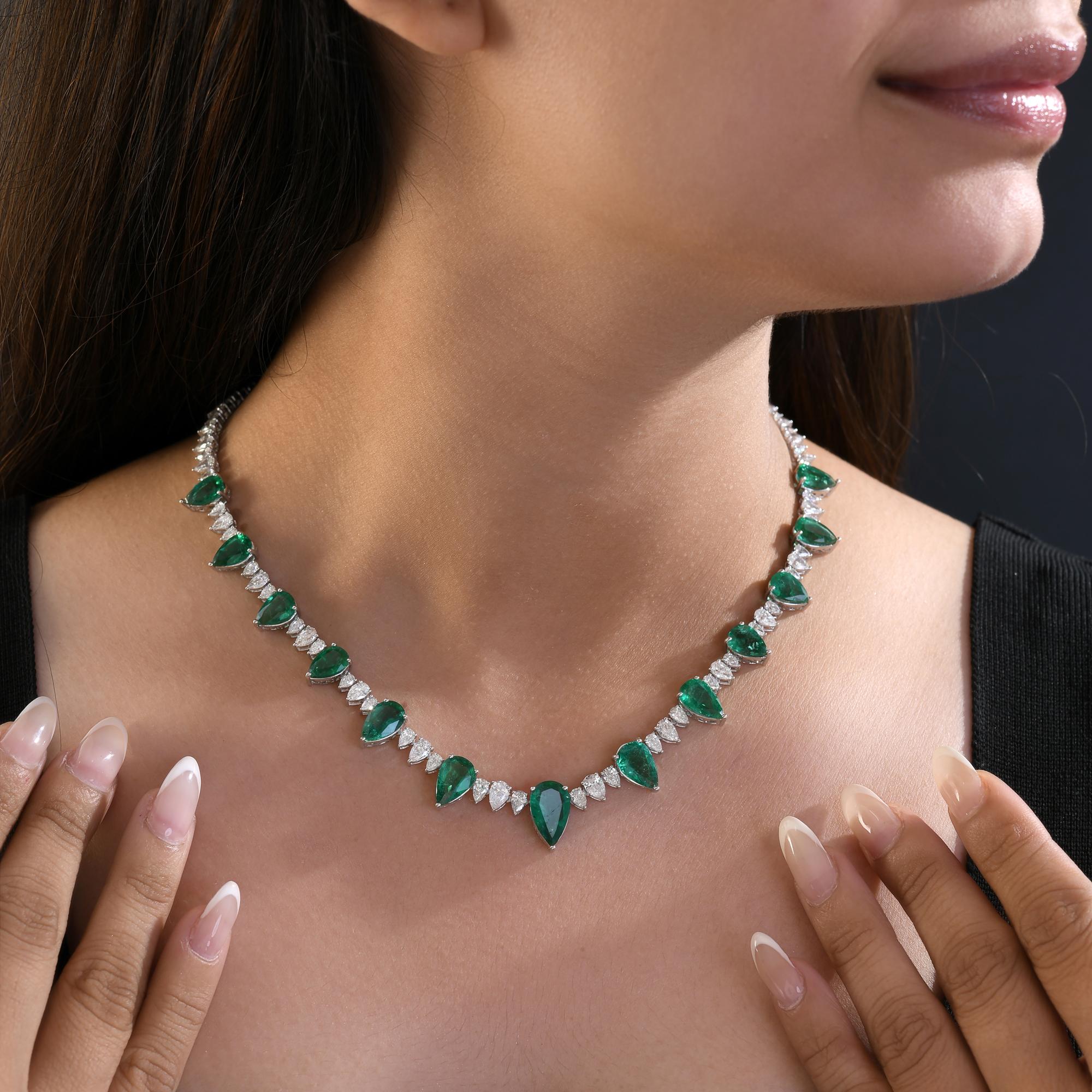 Collar de Oro Blanco de 14 K con Esmeralda Verde Corte Pera y Diamantes
Este impresionante collar está diseñado con una elegante secuencia de esmeraldas simuladas en talla pera, cada una de ellas engastada entre brillantes racimos de diamantes