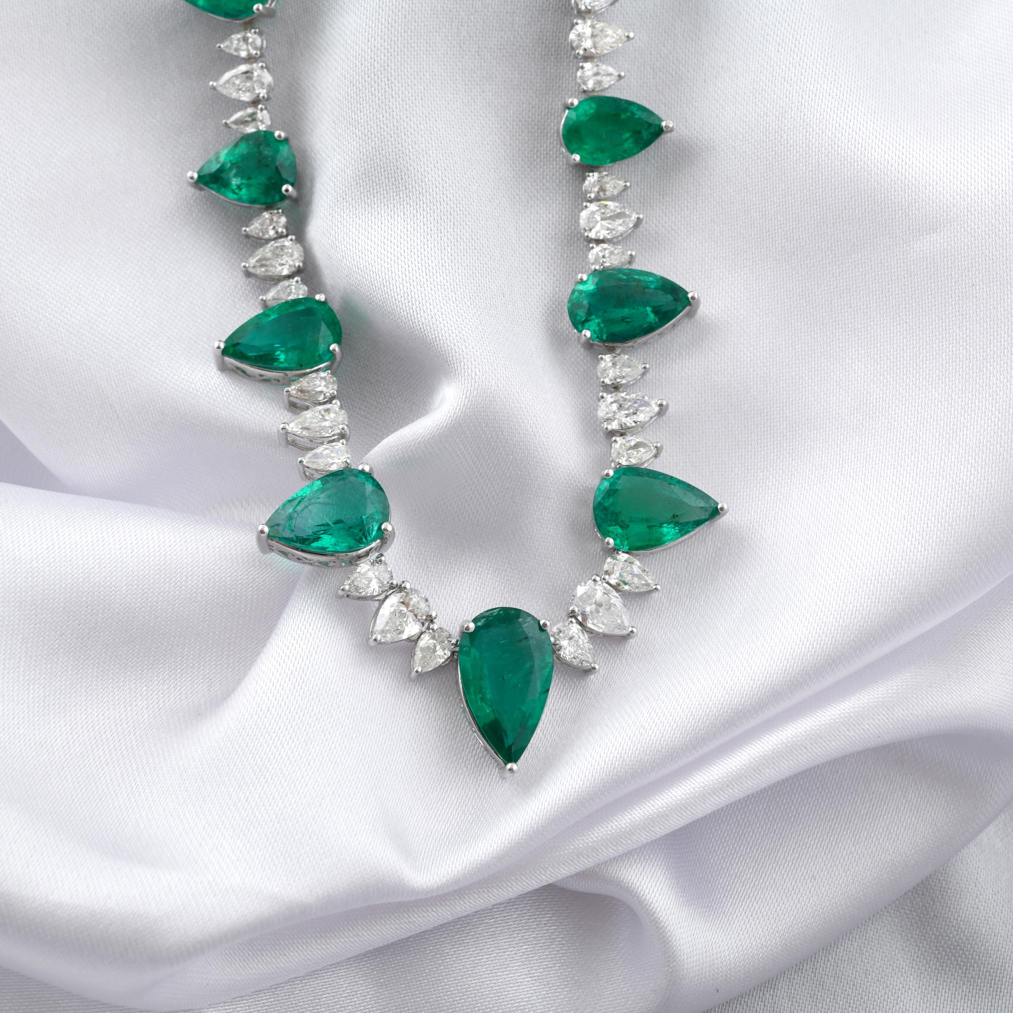 Collar de Oro Blanco de 14 K con Esmeralda Verde Corte Pera y Diamantes Moderno en venta