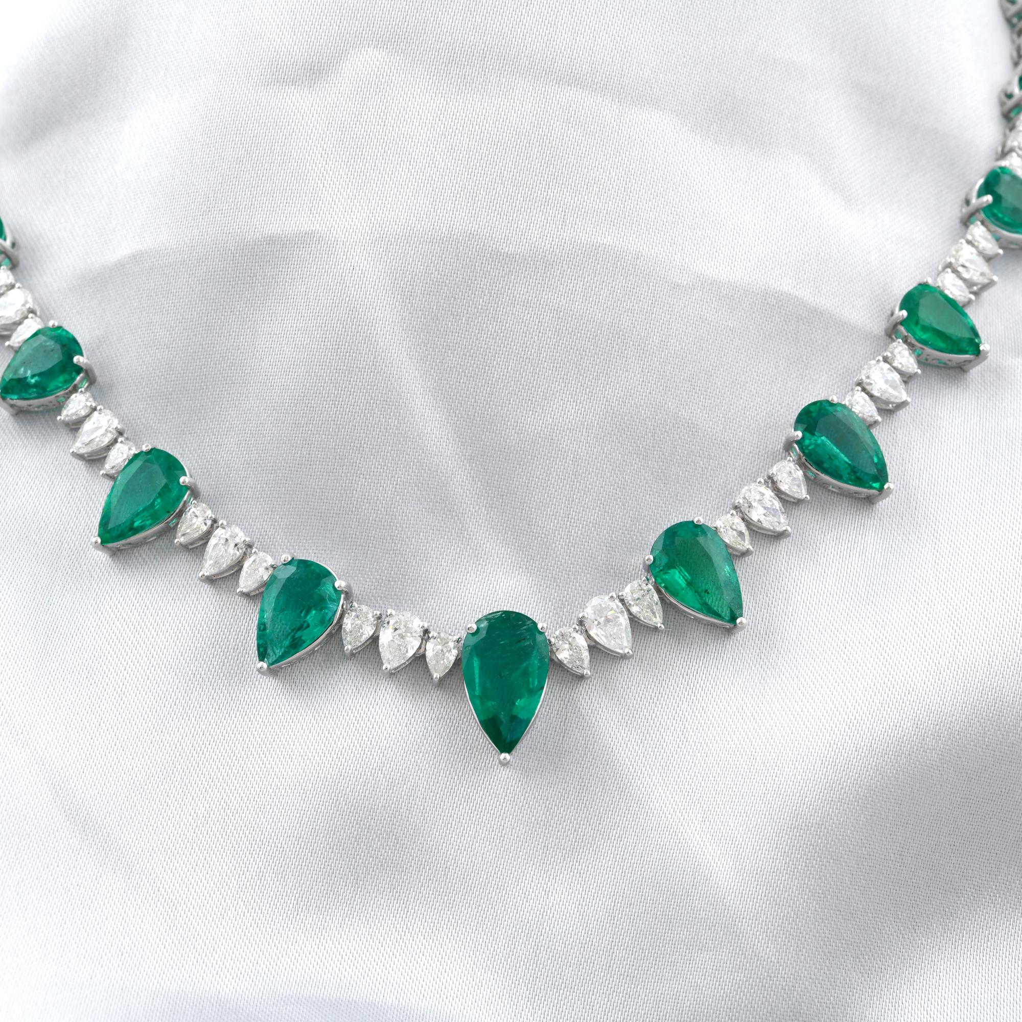De las mujeres Collar de Oro Blanco de 14 K con Esmeralda Verde Corte Pera y Diamantes en venta