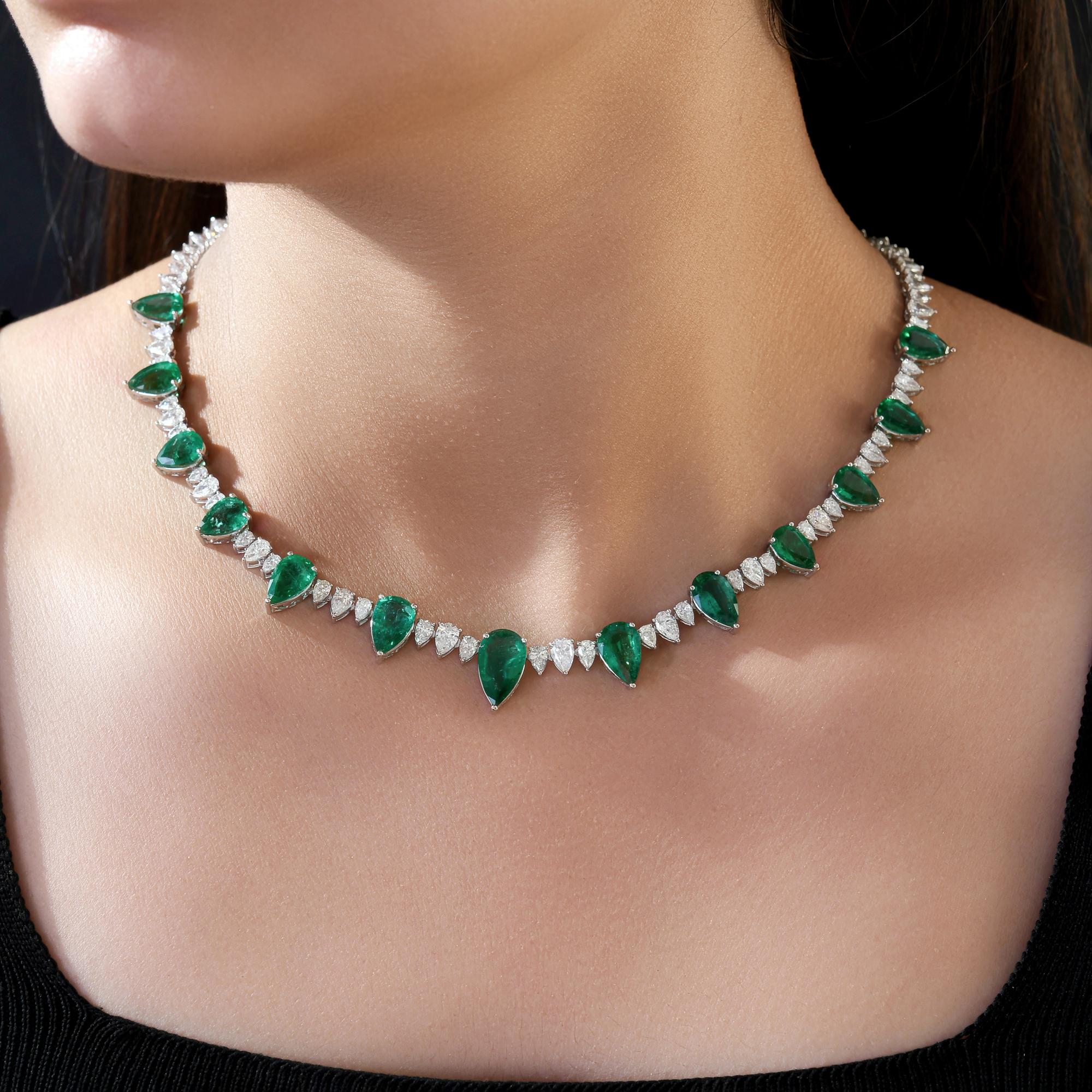 Collier de tennis en or blanc 18K avec émeraudes vertes taillées en poire et diamants Neuf - En vente à Diera, Dubai