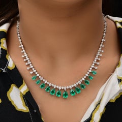 Collier de diamants en or blanc 18 carats avec pierres vertes taillées en poire, pureté SI et couleur HI