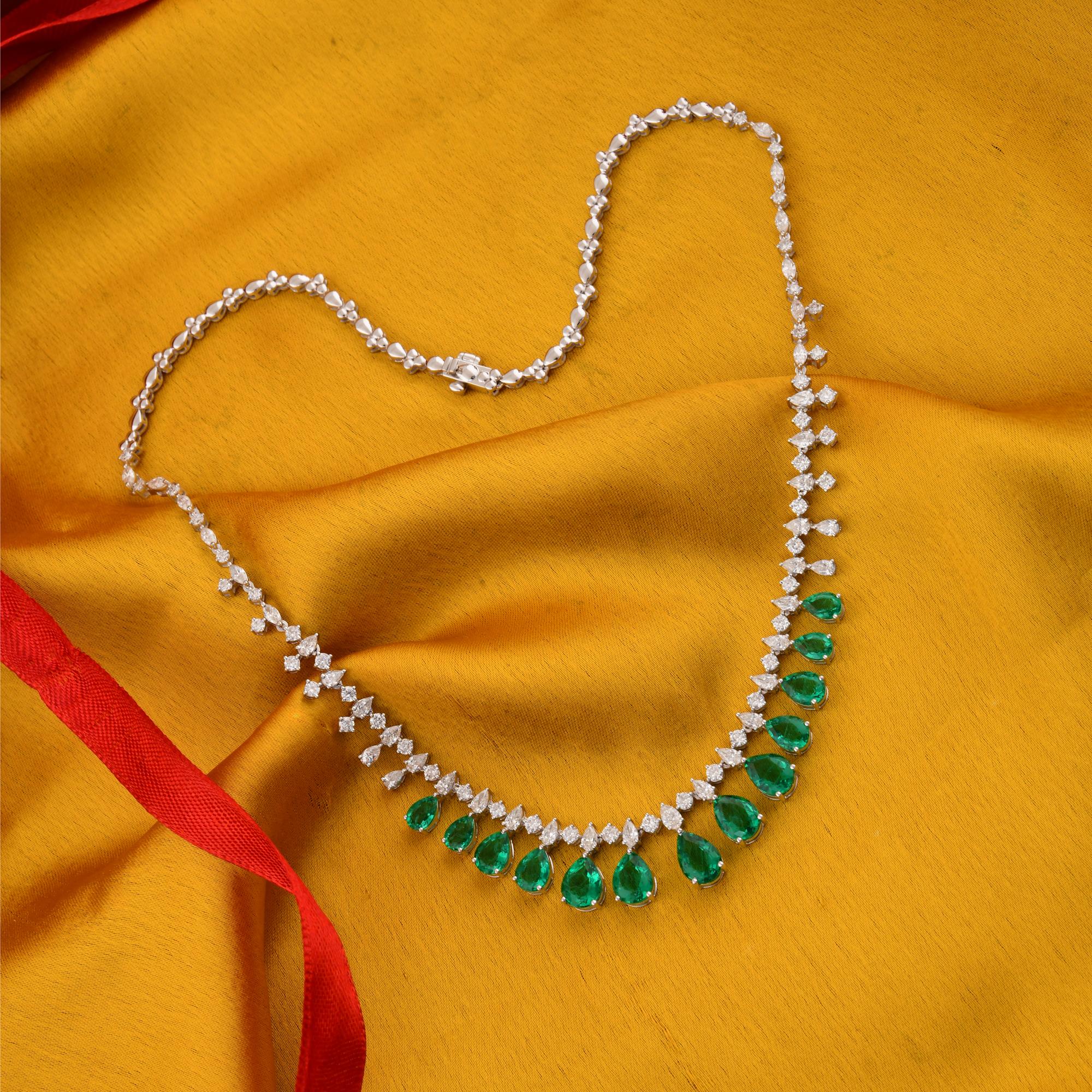 Collier de diamants en or blanc 18 carats avec pierres vertes taillées en poire, pureté SI et couleur HI Neuf - En vente à Diera, Dubai