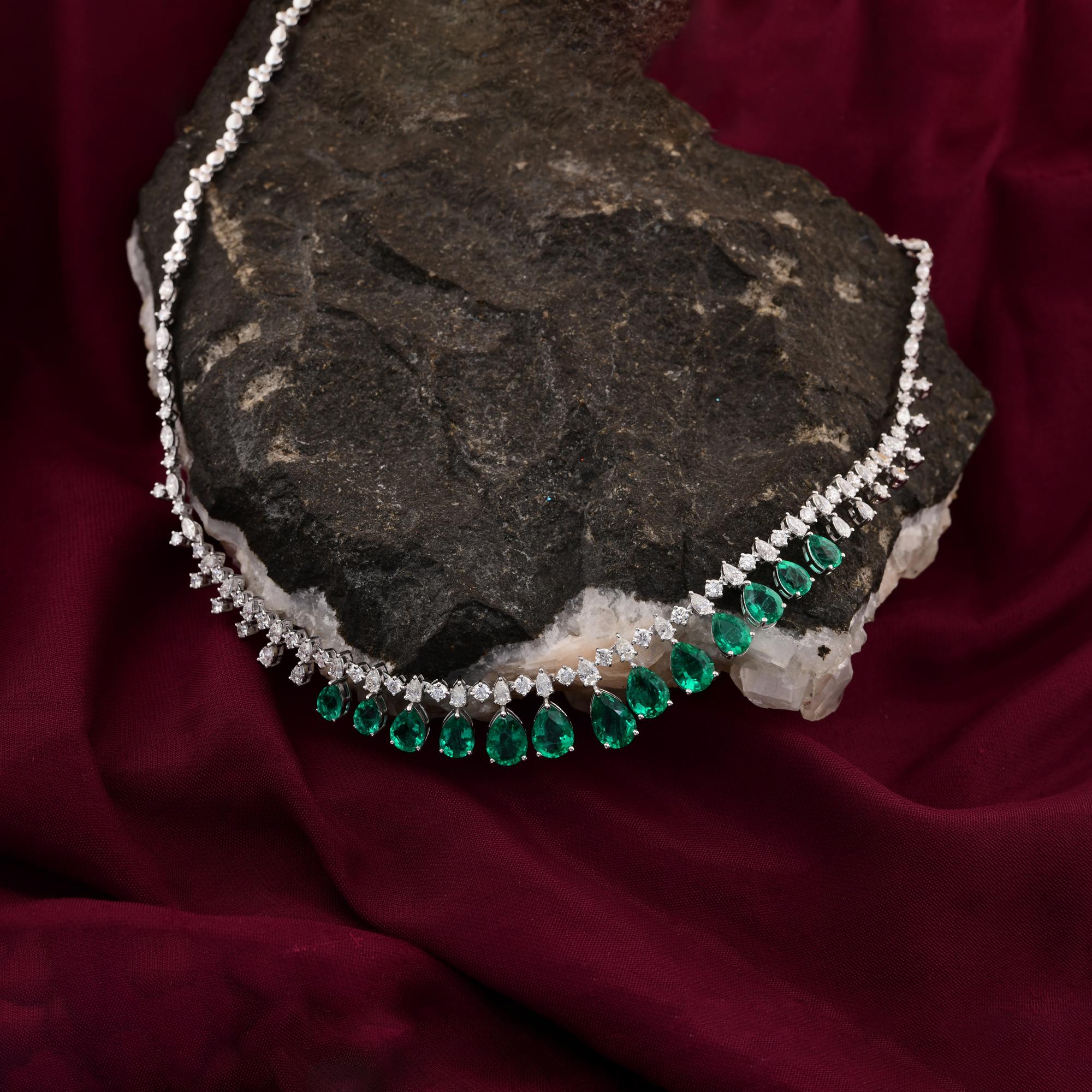 Collier de diamants en or blanc 18 carats avec pierres vertes taillées en poire, pureté SI et couleur HI Pour femmes en vente