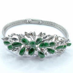 Grüner Jadeit mit Birnenschliff und Blumenarmband aus rhodiniertem Palladium-Silber