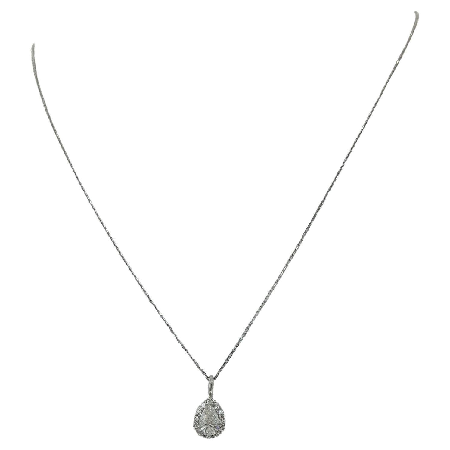 Pear Cut Halo Diamond Pendant Necklace In Excellent Condition For Sale In Rome, IT