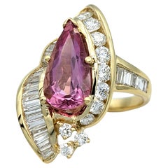 Cocktailring aus 14 Karat Gelbgold mit kaiserlichem rosa Topas im Birnenschliff und Diamanten