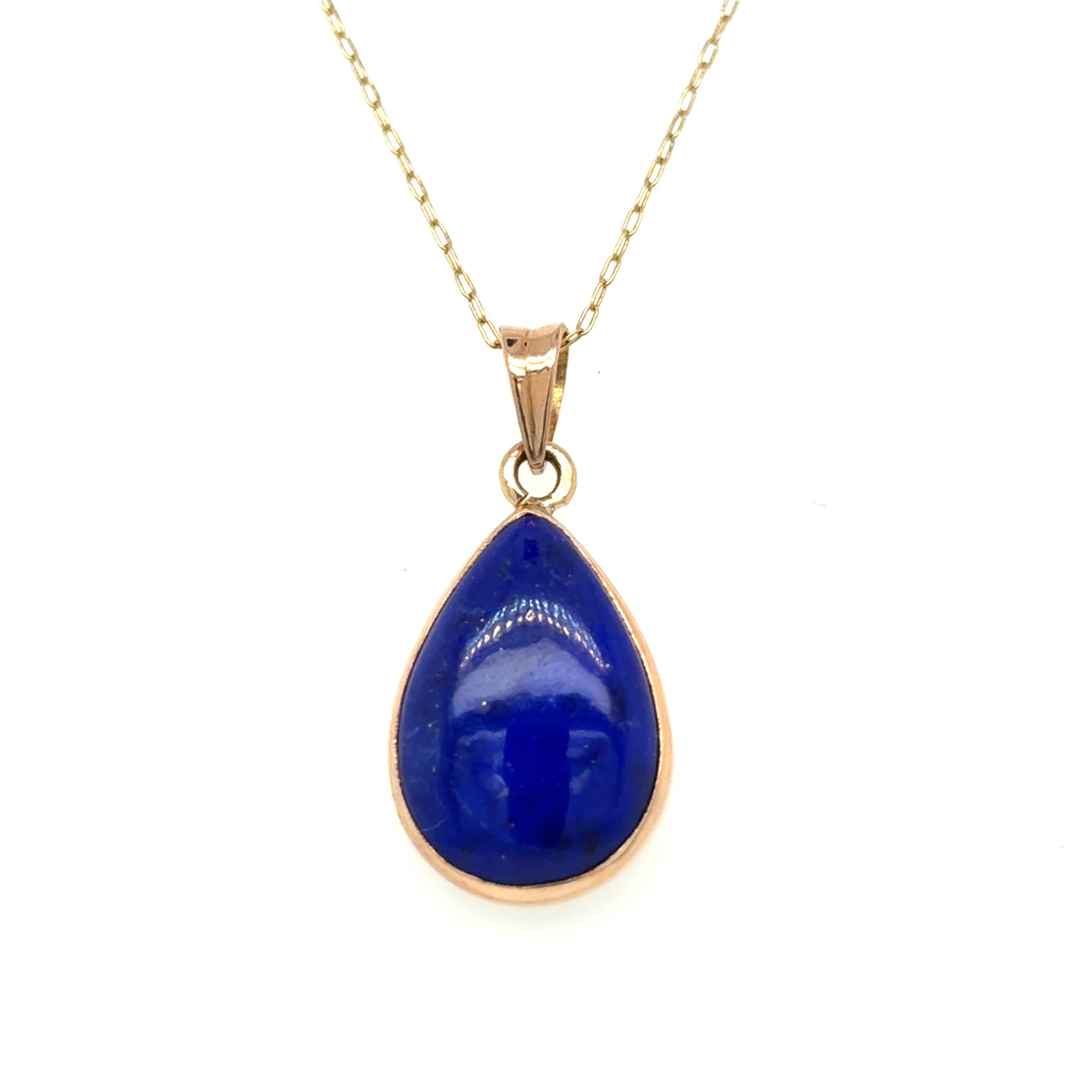 Pendentif poire en or jaune 14K Lapis Lazuli
Chic et intemporel, ce pendentif est orné d'une pierre naturelle de lapis-lazuli taillée en poire, d'une riche teinte bleu roi avec de subtiles mouchetures dorées. Serti dans un cadre élégant et fabriqué