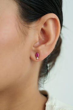 Ohrstecker „Toi et Moi“ mit naturbelassenem Rubin im Birnenschliff und Diamanten, 1 Karat, aus 14-karätigem Gelbgold