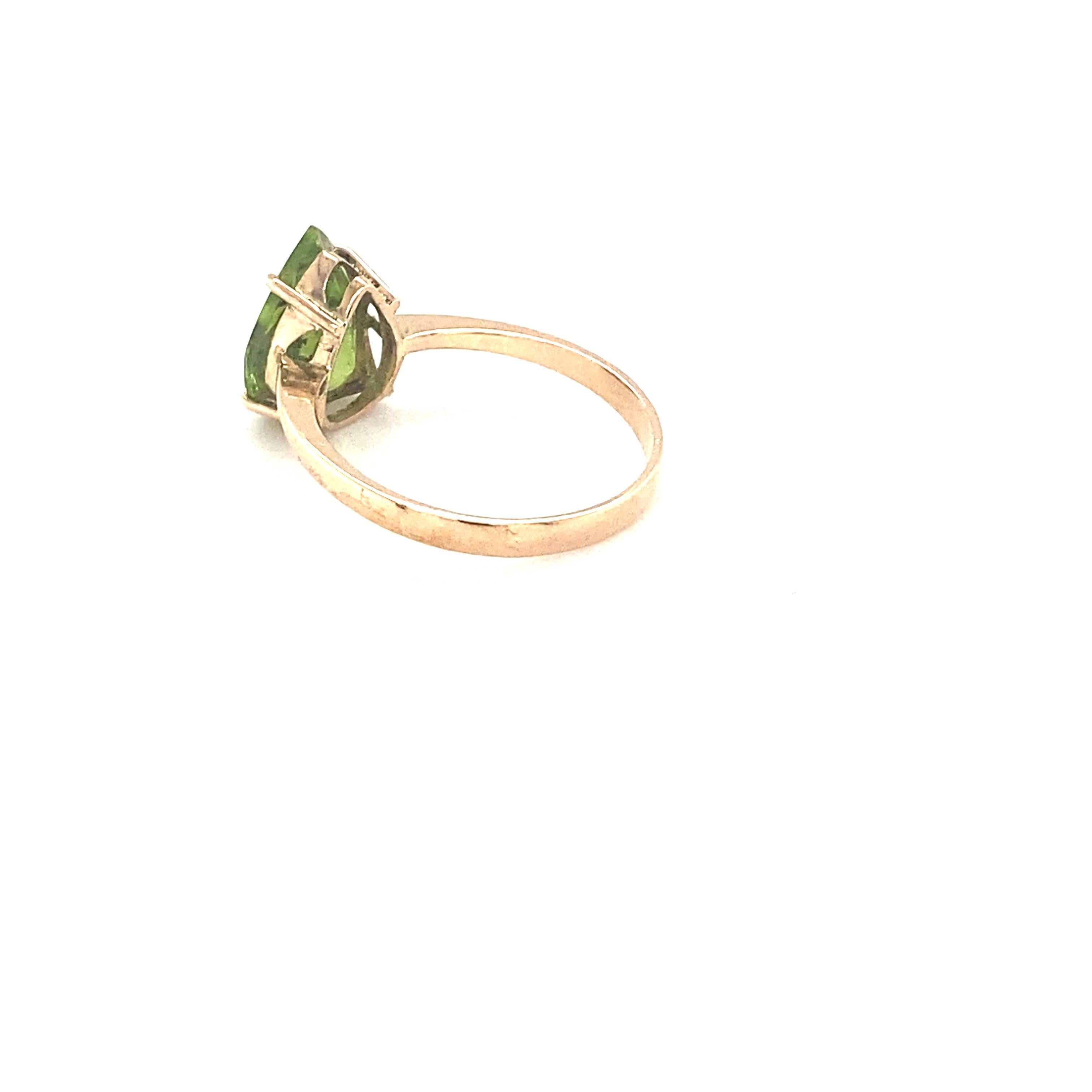 Anillo solitario de oro amarillo con peridoto talla pera en venta 4