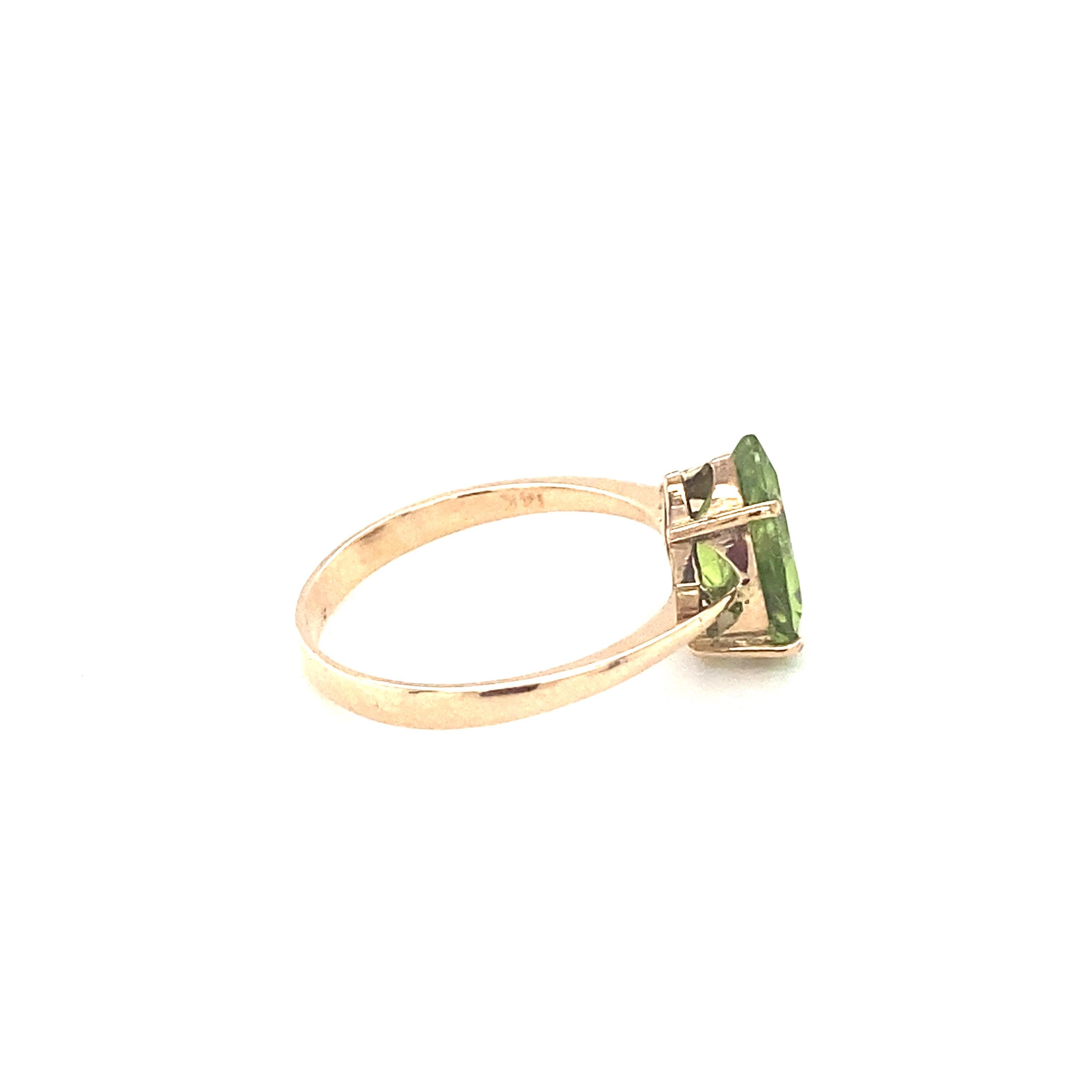 Anillo solitario de oro amarillo con peridoto talla pera en venta 7