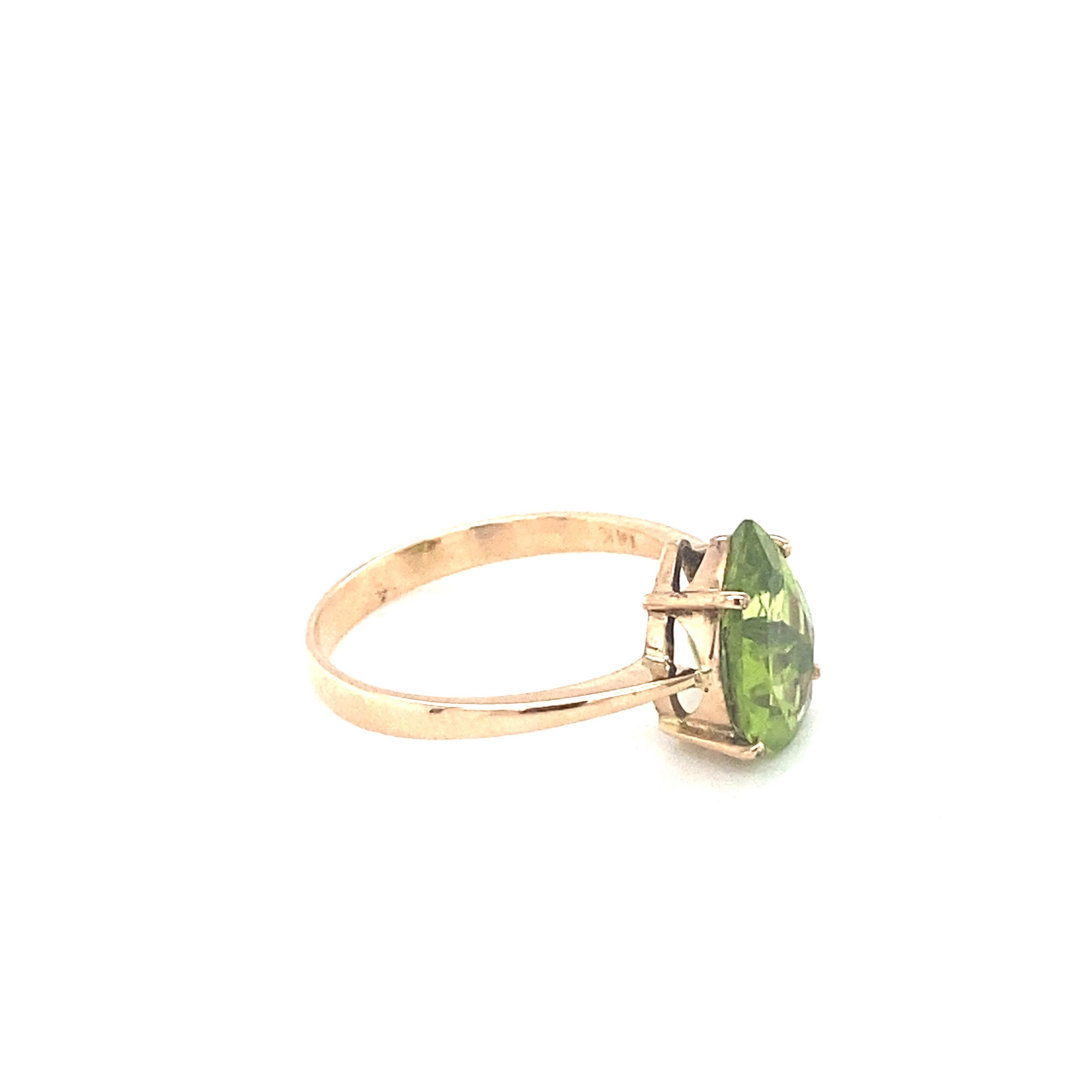 Anillo solitario de oro amarillo con peridoto talla pera en venta 8