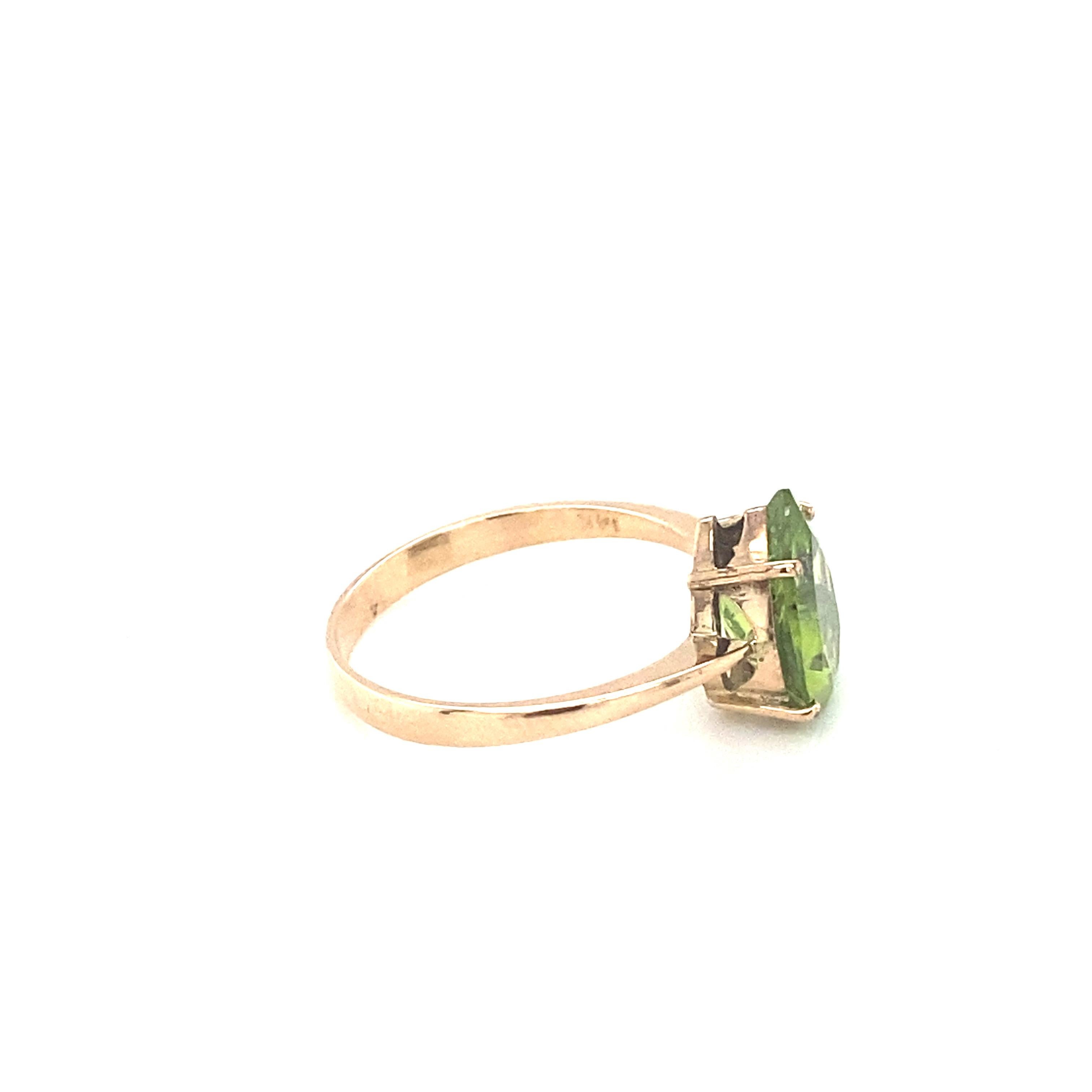 Anillo solitario de oro amarillo con peridoto talla pera en venta 9
