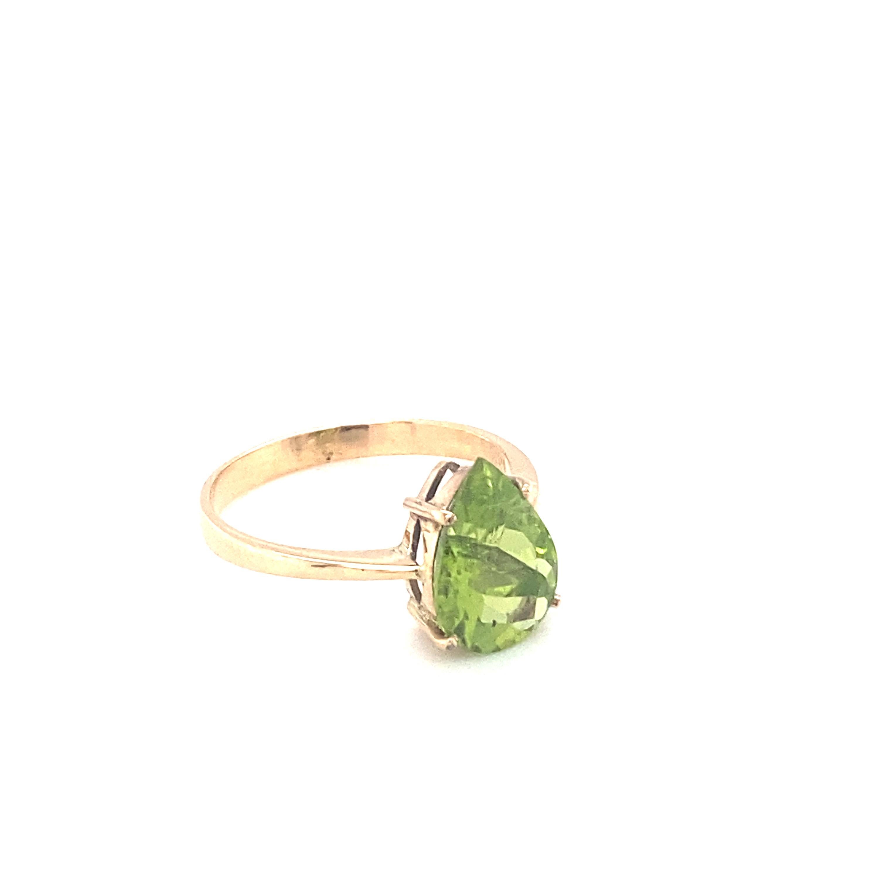 Anillo solitario de oro amarillo con peridoto talla pera en venta 10
