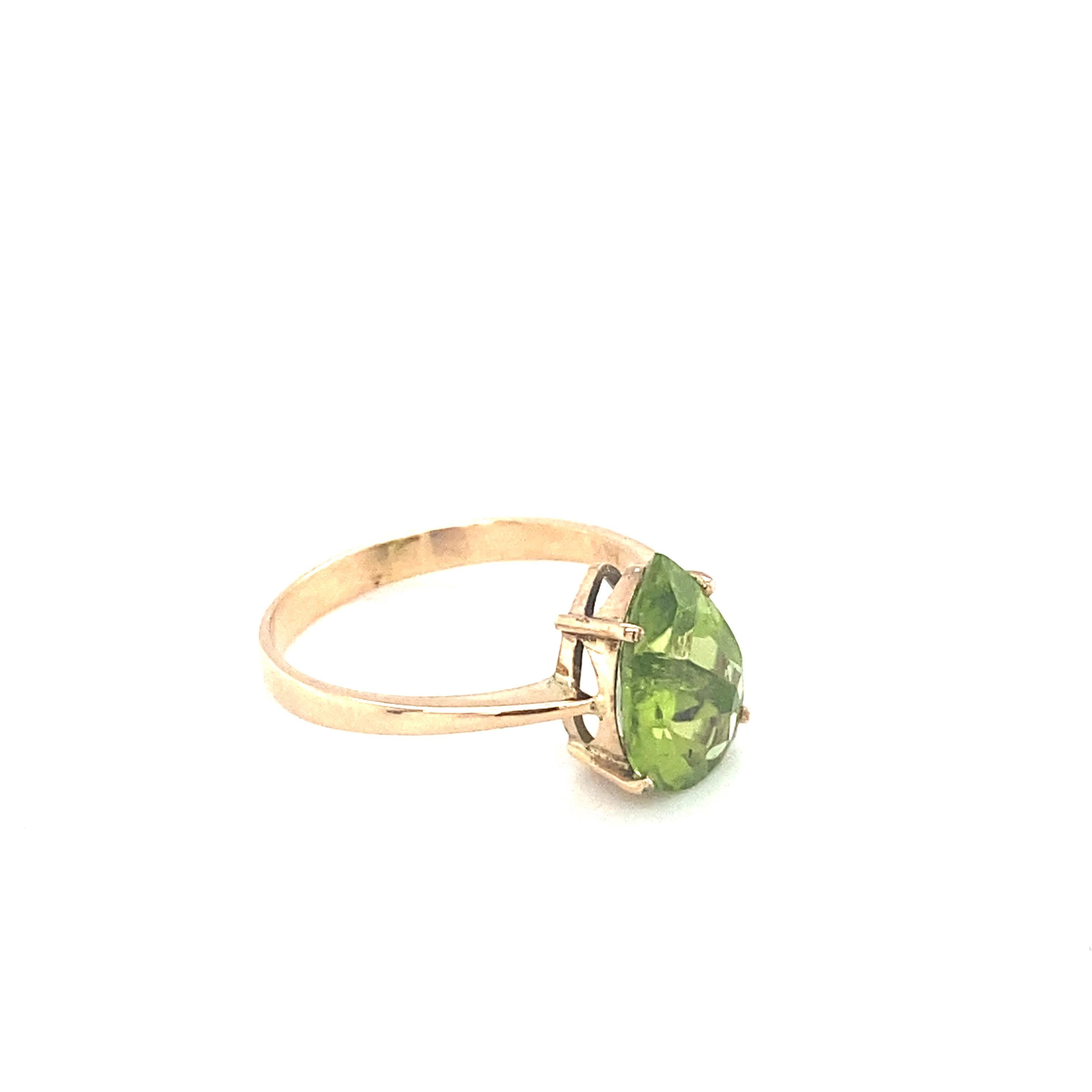 Anillo solitario de oro amarillo con peridoto talla pera en venta 11