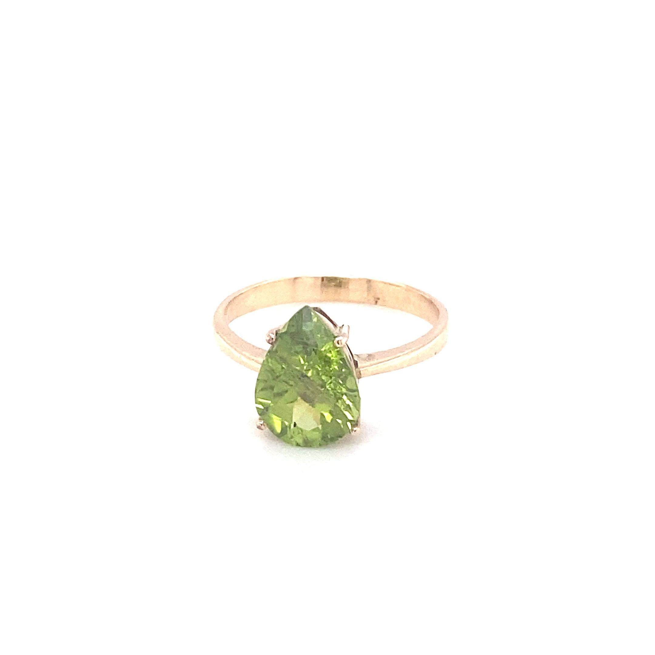 El peridoto talla pera está montado en oro amarillo de 14 quilates. Anillo maravillosamente hecho a mano con cuatro garras, adecuado para llevarlo a diario. Las piedras preciosas, cuidadosamente elegidas, se tallan y pulen a mano. Un anillo único