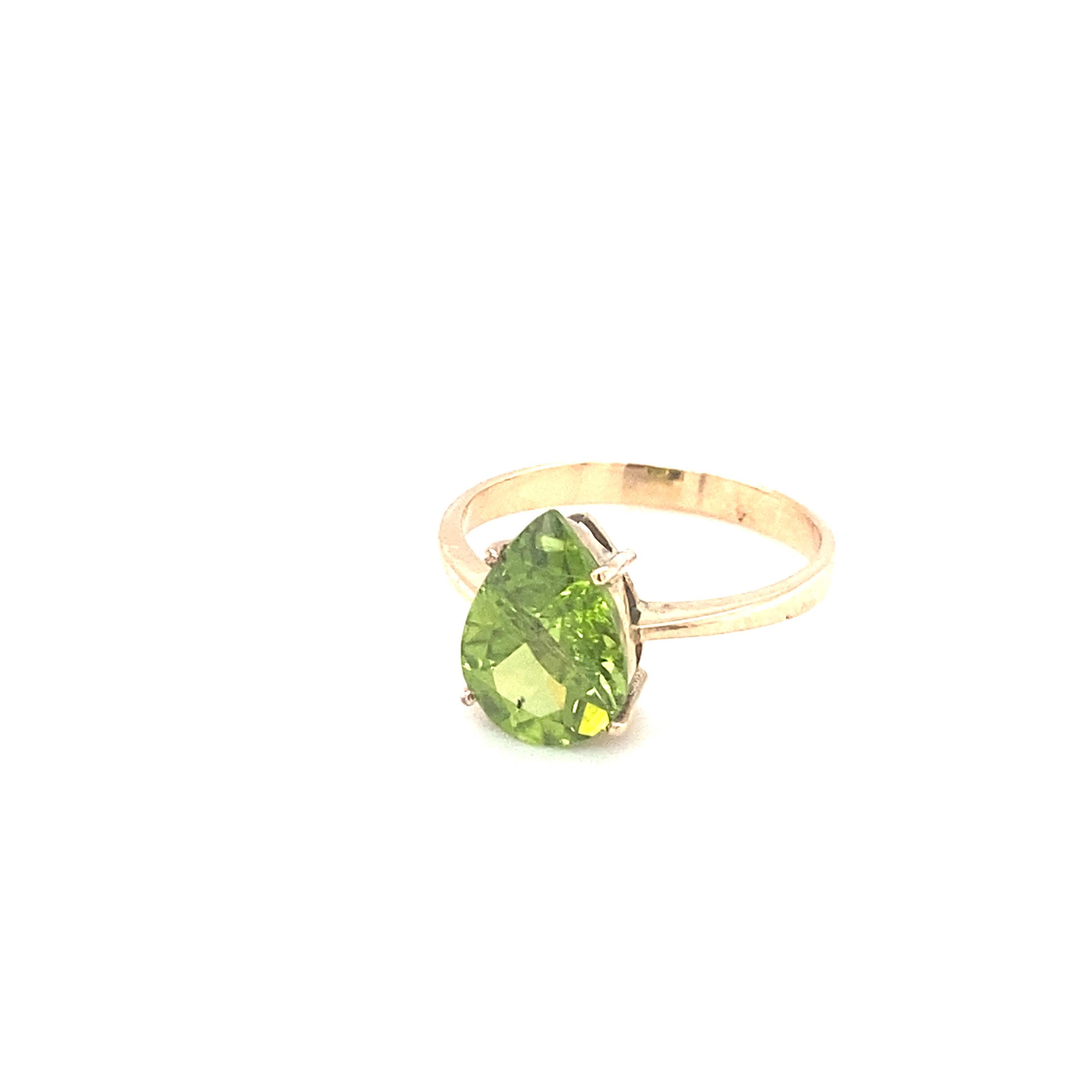 Anillo solitario de oro amarillo con peridoto talla pera Artesano en venta