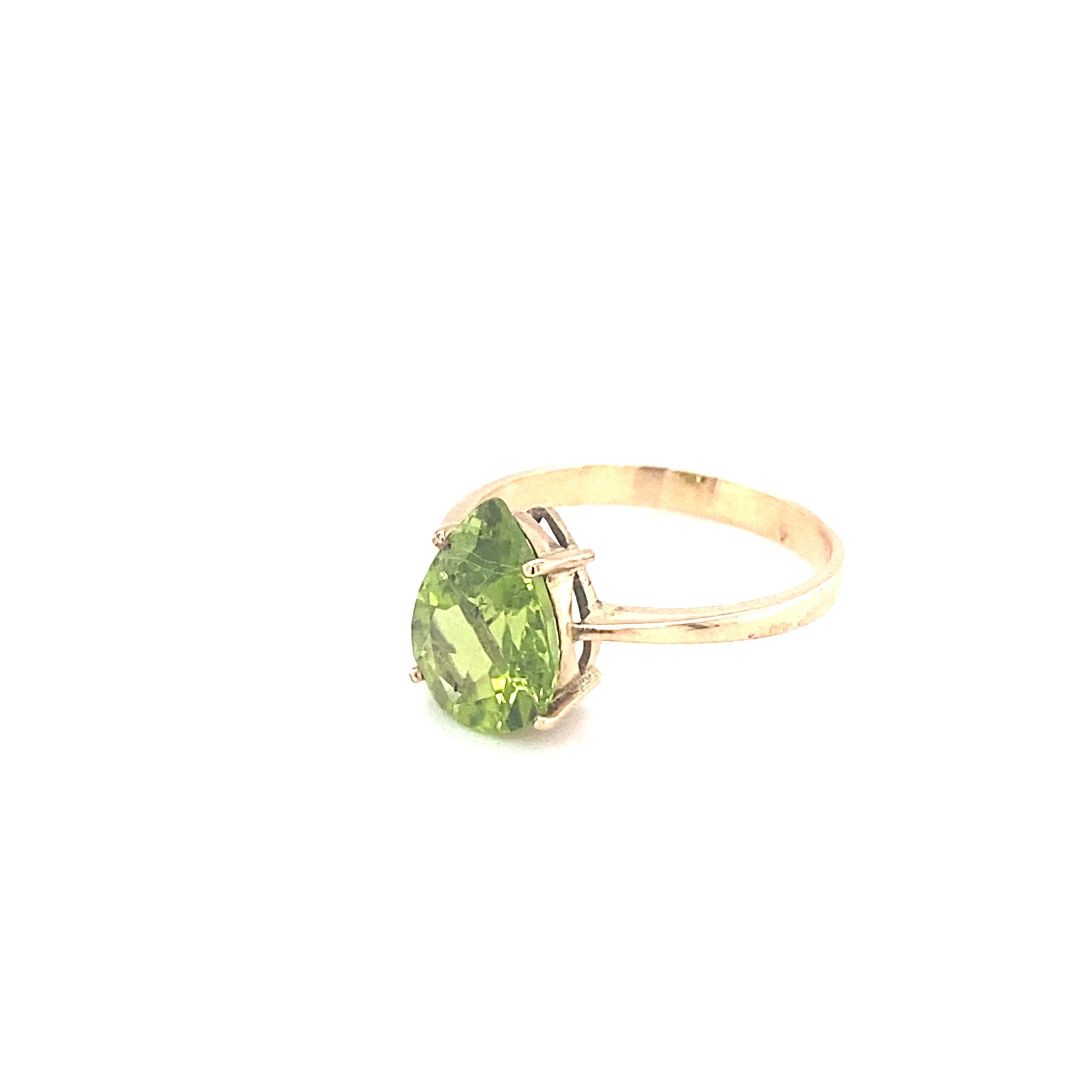 Anillo solitario de oro amarillo con peridoto talla pera Corte pera en venta
