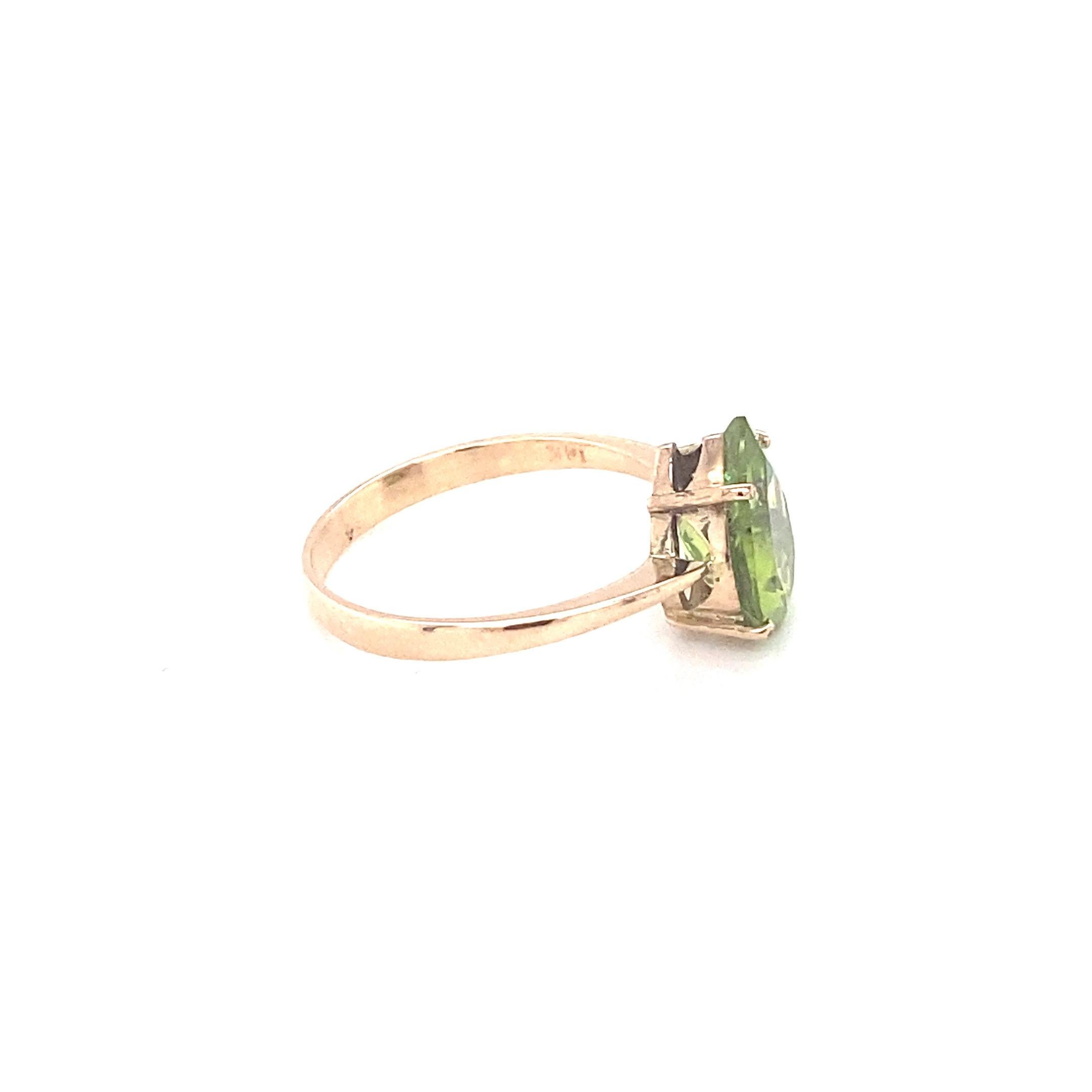 Anillo solitario de oro amarillo con peridoto talla pera en venta 1