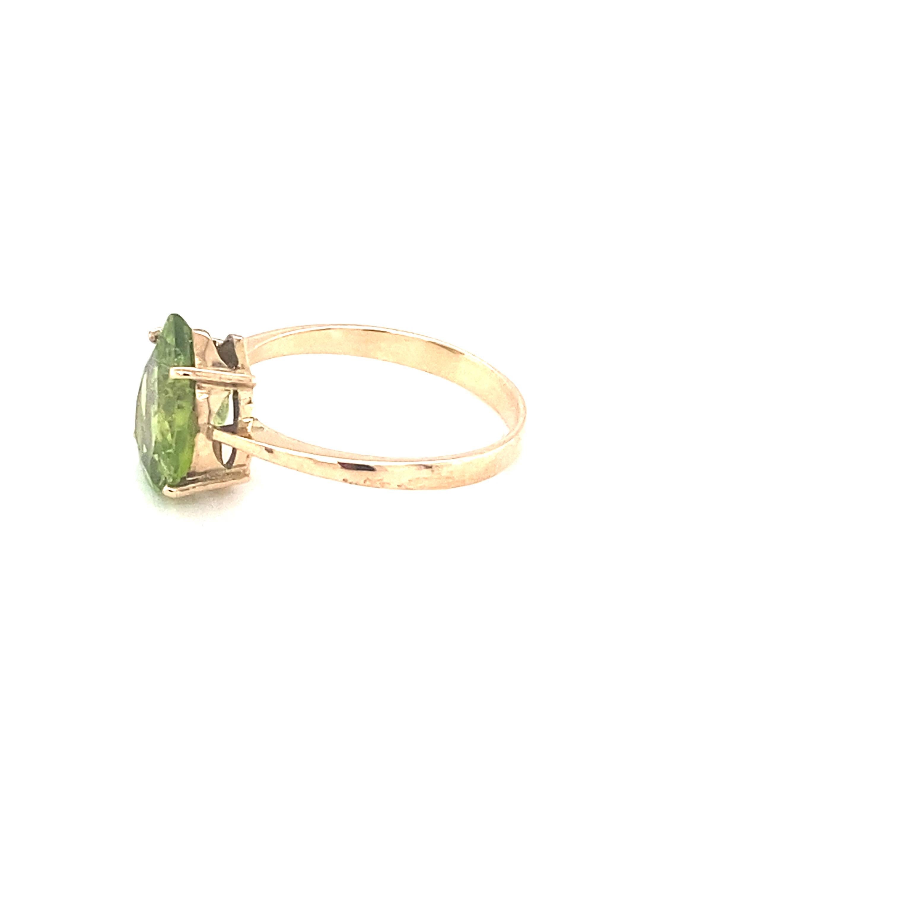 Anillo solitario de oro amarillo con peridoto talla pera en venta 2