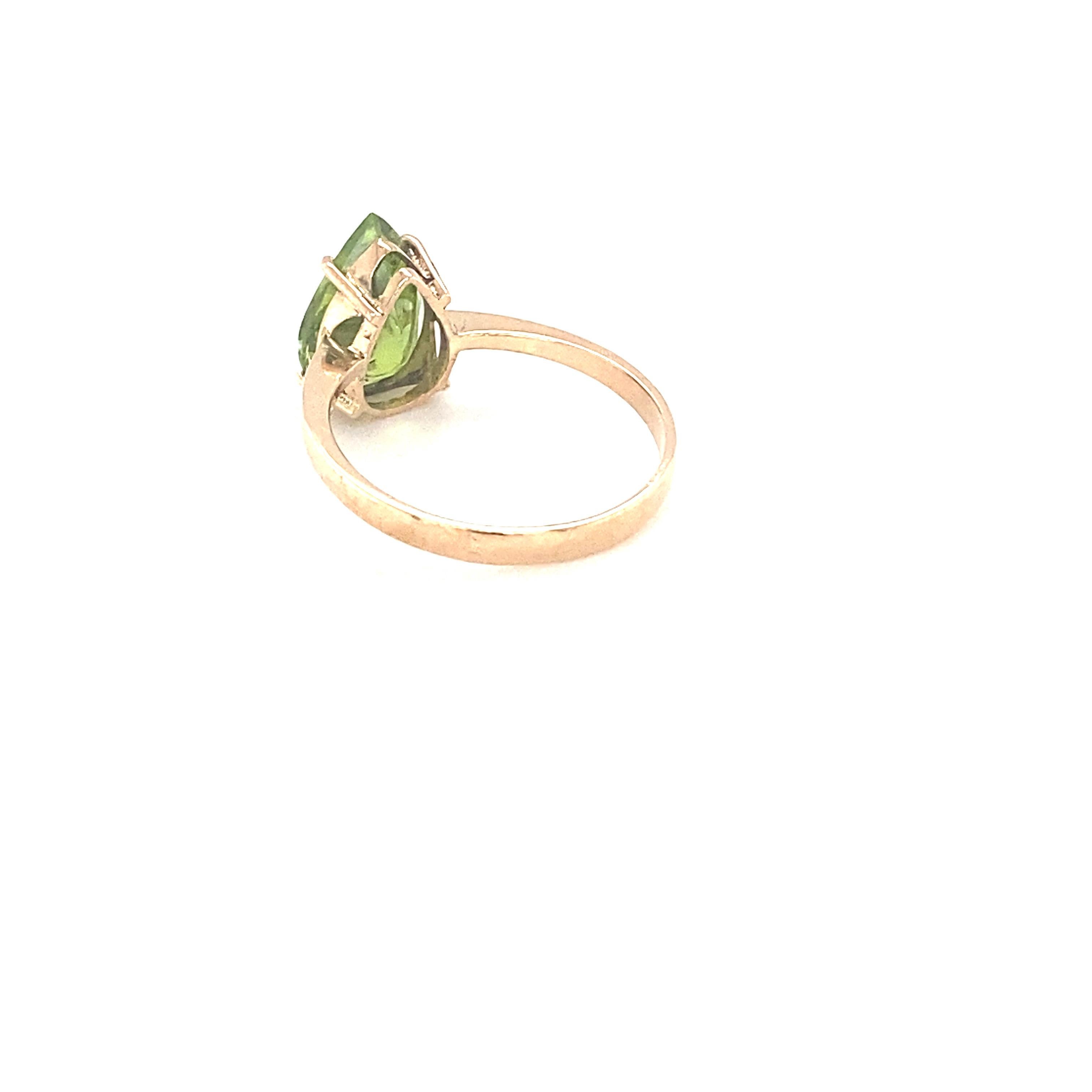 Anillo solitario de oro amarillo con peridoto talla pera en venta 3