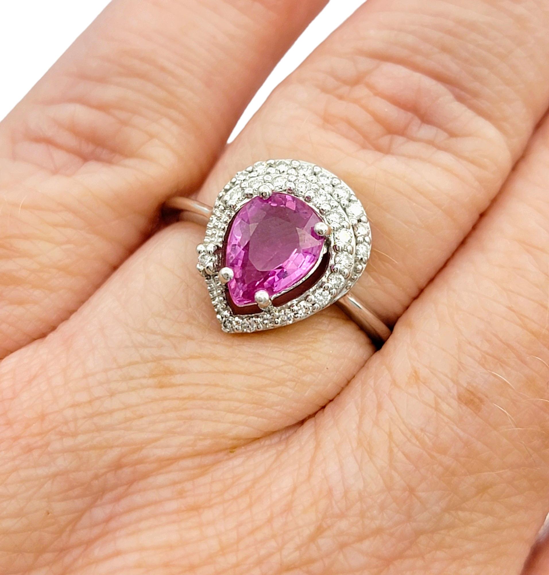 Bague cocktail en or blanc 18 carats, saphir rose taille poire et halo de diamants en vente 2