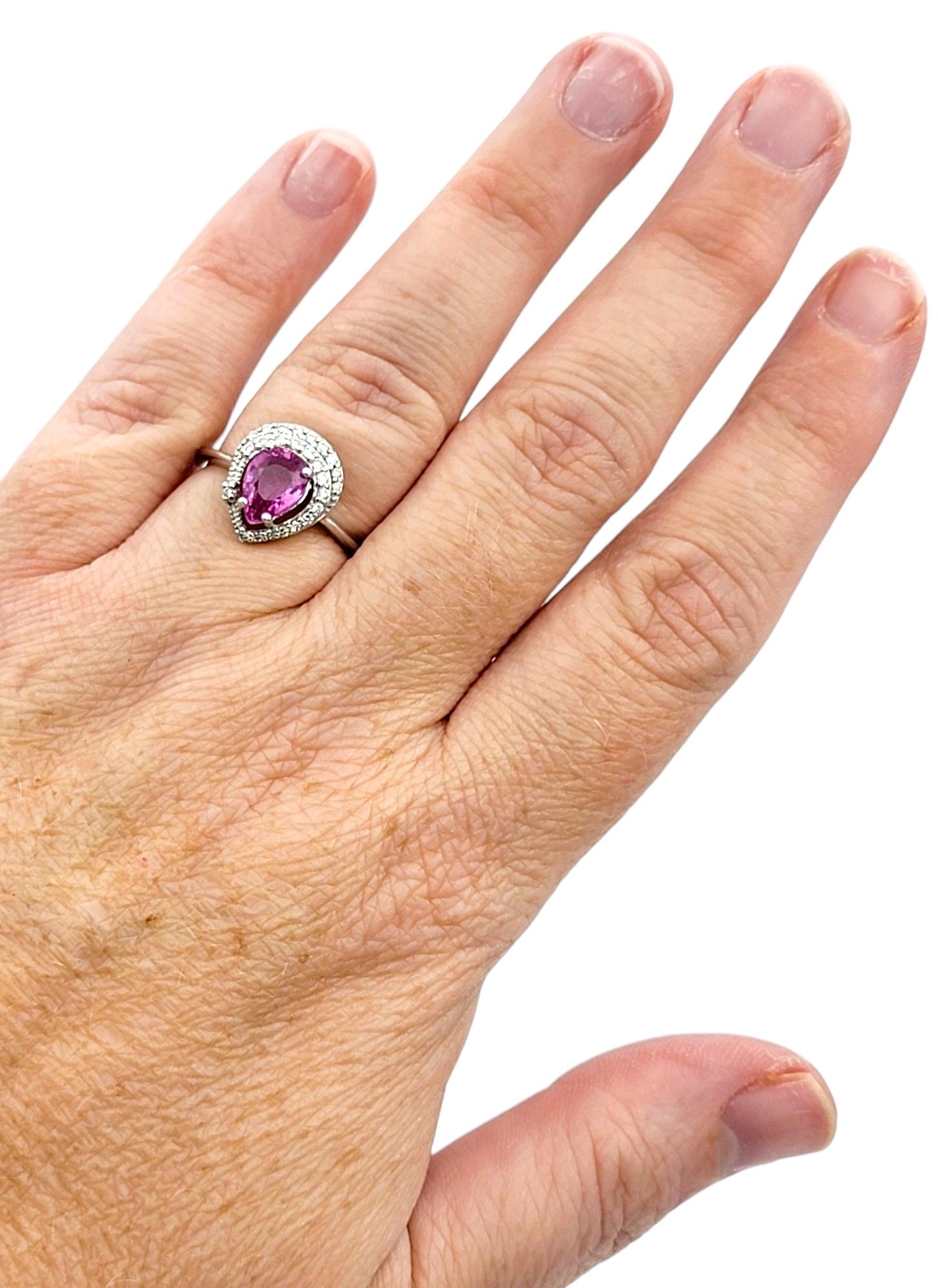 Bague cocktail en or blanc 18 carats, saphir rose taille poire et halo de diamants en vente 1