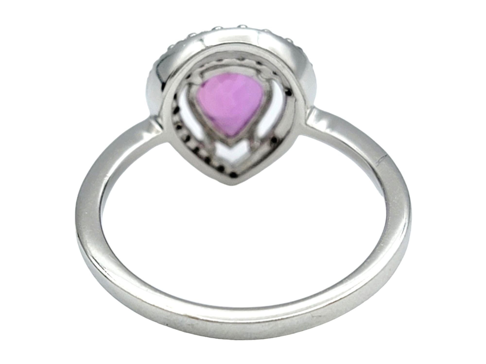Taille poire Bague cocktail en or blanc 18 carats, saphir rose taille poire et halo de diamants en vente