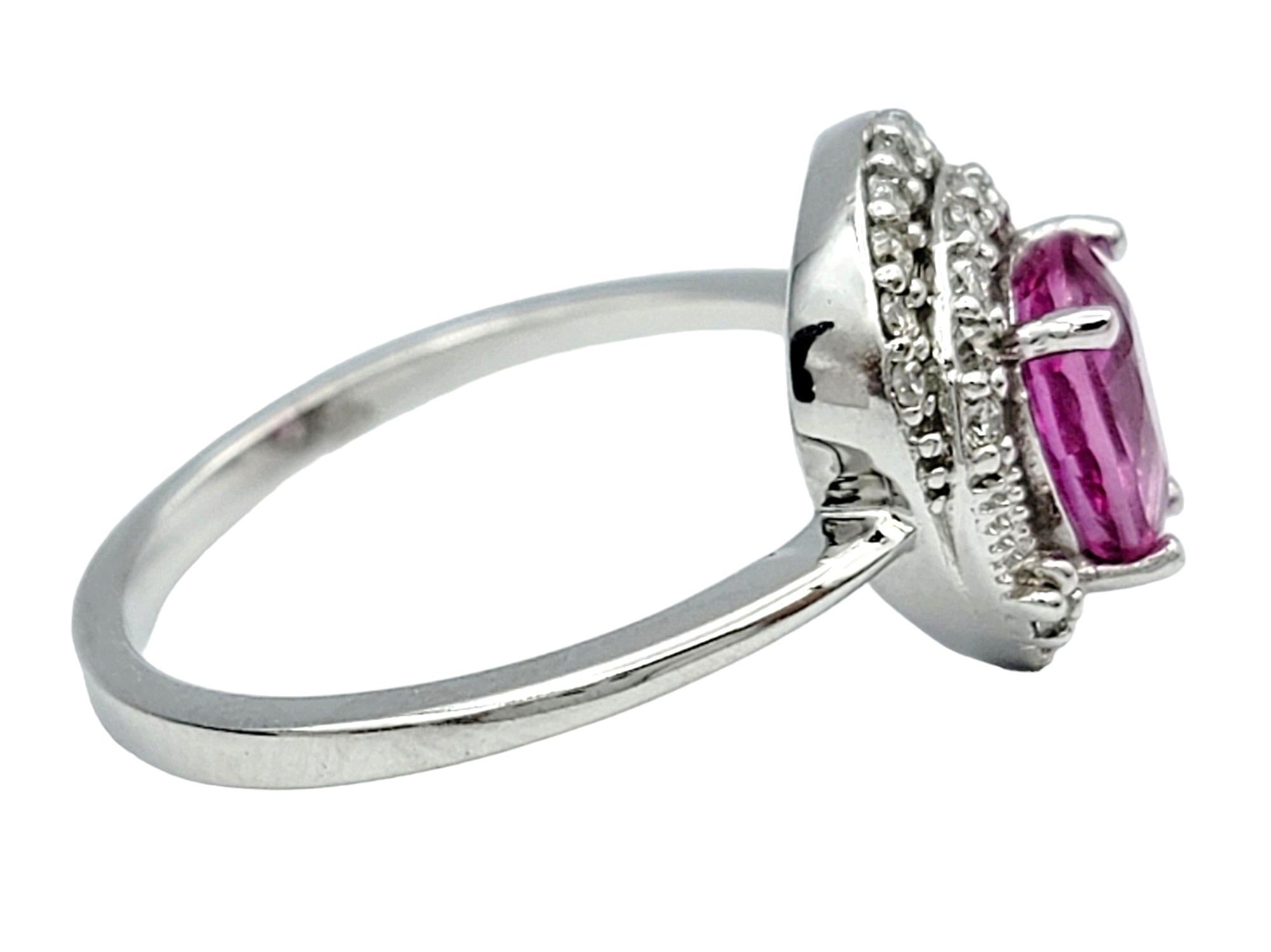 Bague cocktail en or blanc 18 carats, saphir rose taille poire et halo de diamants Bon état - En vente à Scottsdale, AZ