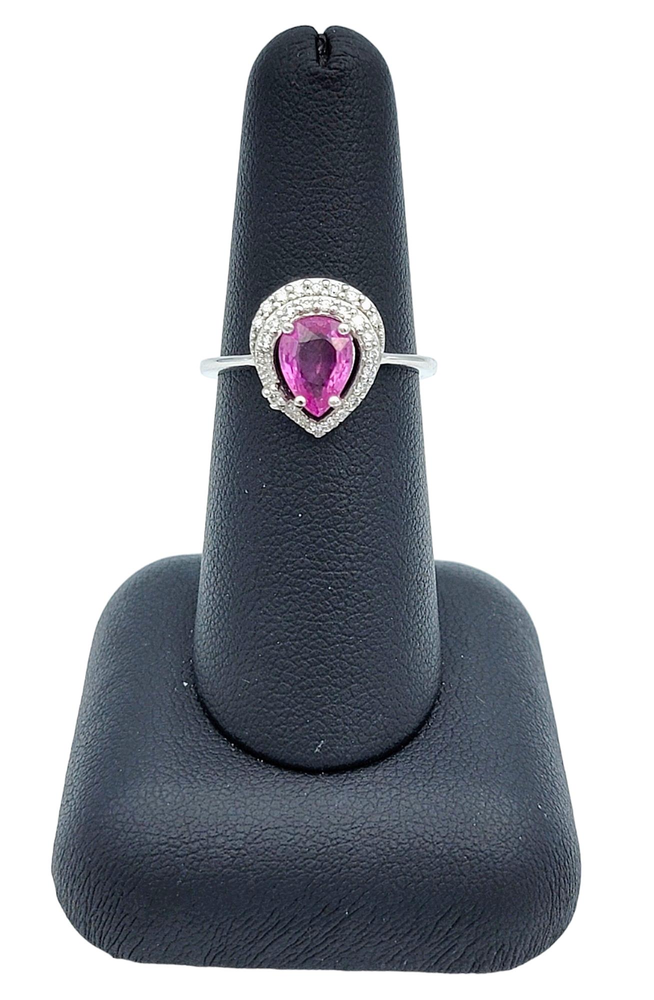 Bague cocktail en or blanc 18 carats, saphir rose taille poire et halo de diamants en vente 3