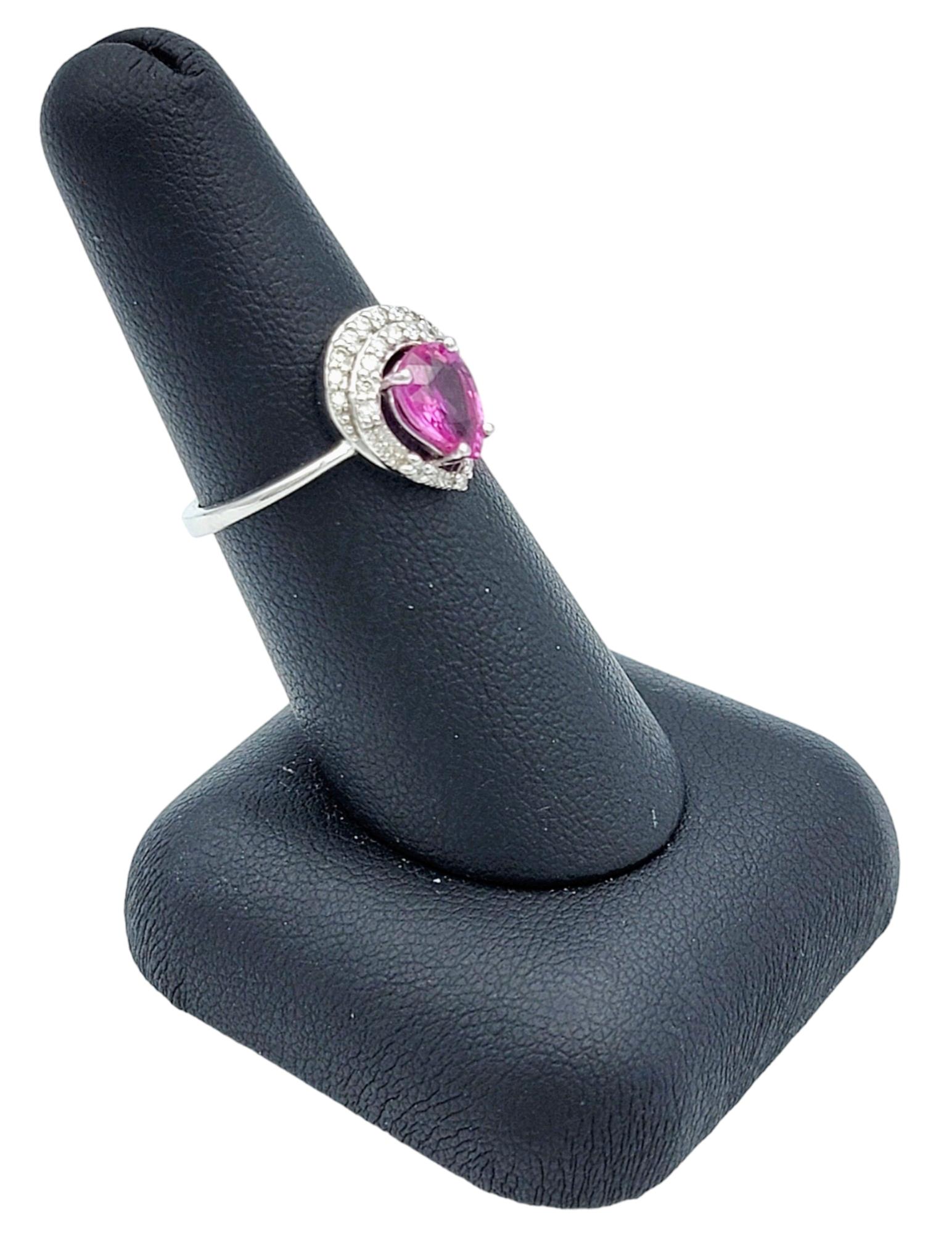 Bague cocktail en or blanc 18 carats, saphir rose taille poire et halo de diamants en vente 4