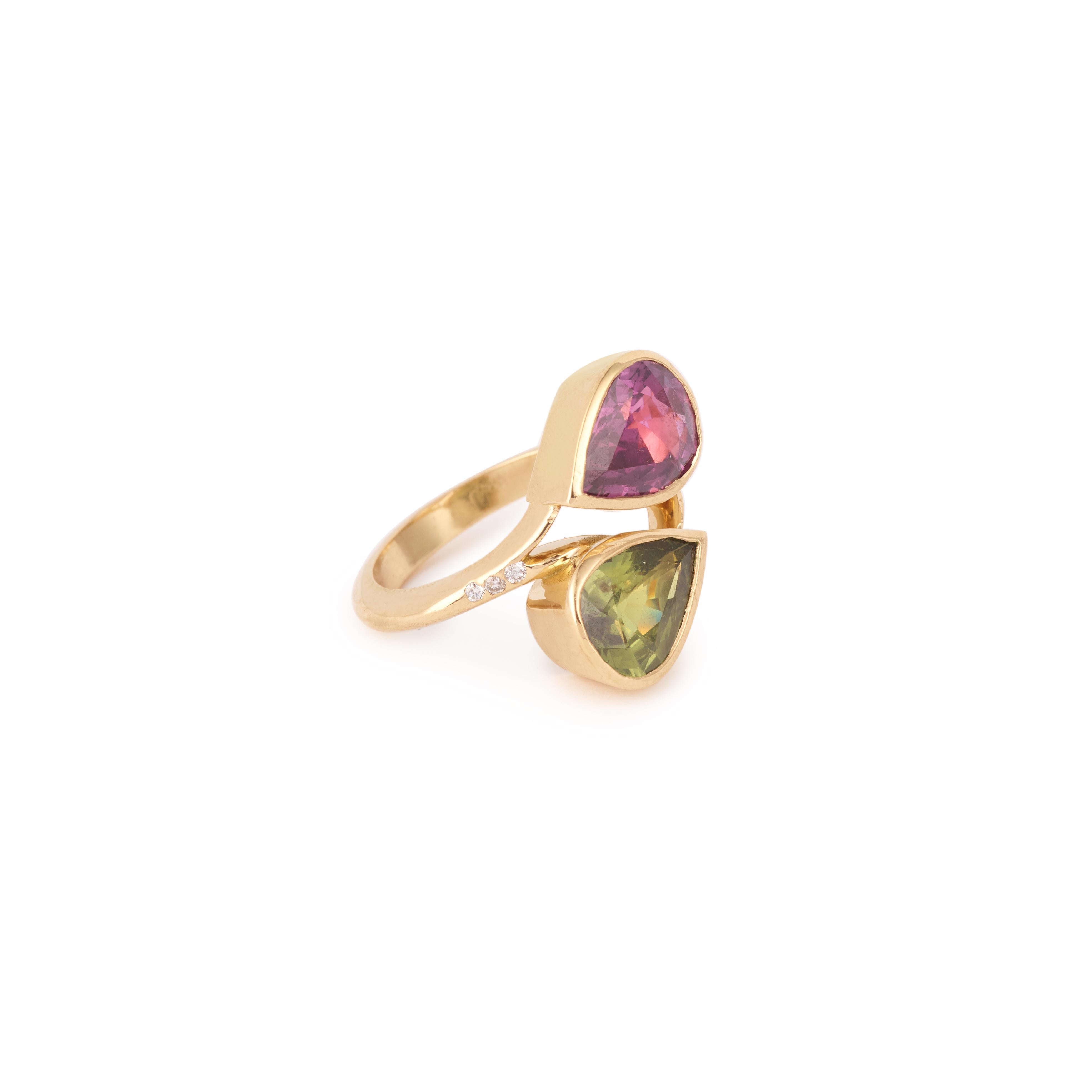 Yellow gold toi et moi ring set with a green sapphire and a pink sapphire, both pear shapped, and brilliant cut diamonds.

Pink sapphire weight : 3.16 carats

Green sapphire weight : 3.16 carats

Total diamond weight : 0.06 carats

Dimensions : 1.77