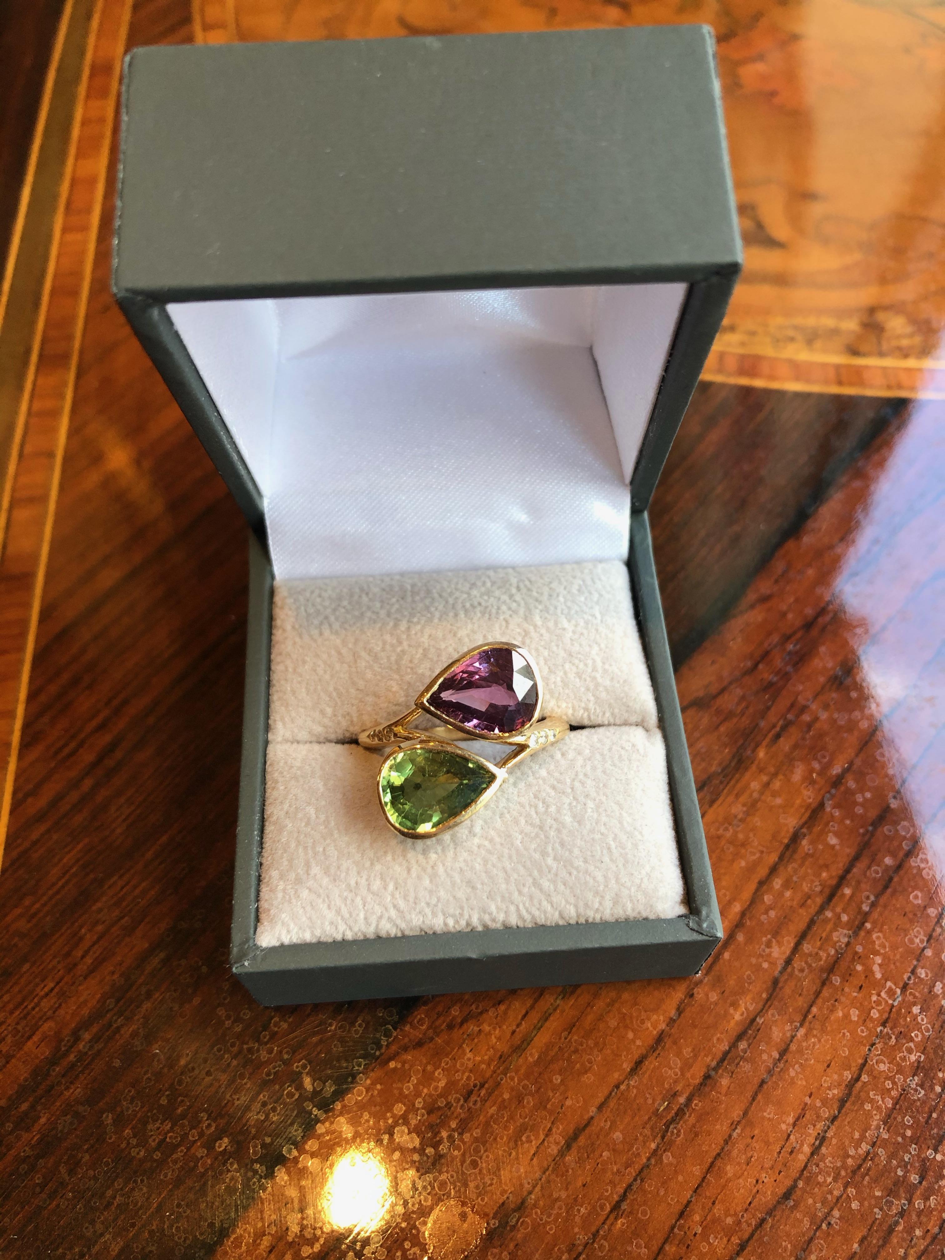 Contemporary Pear Cut Pink Sapphire & Green Sapphire Diamonds 18 Carats Yellow Gold Ring