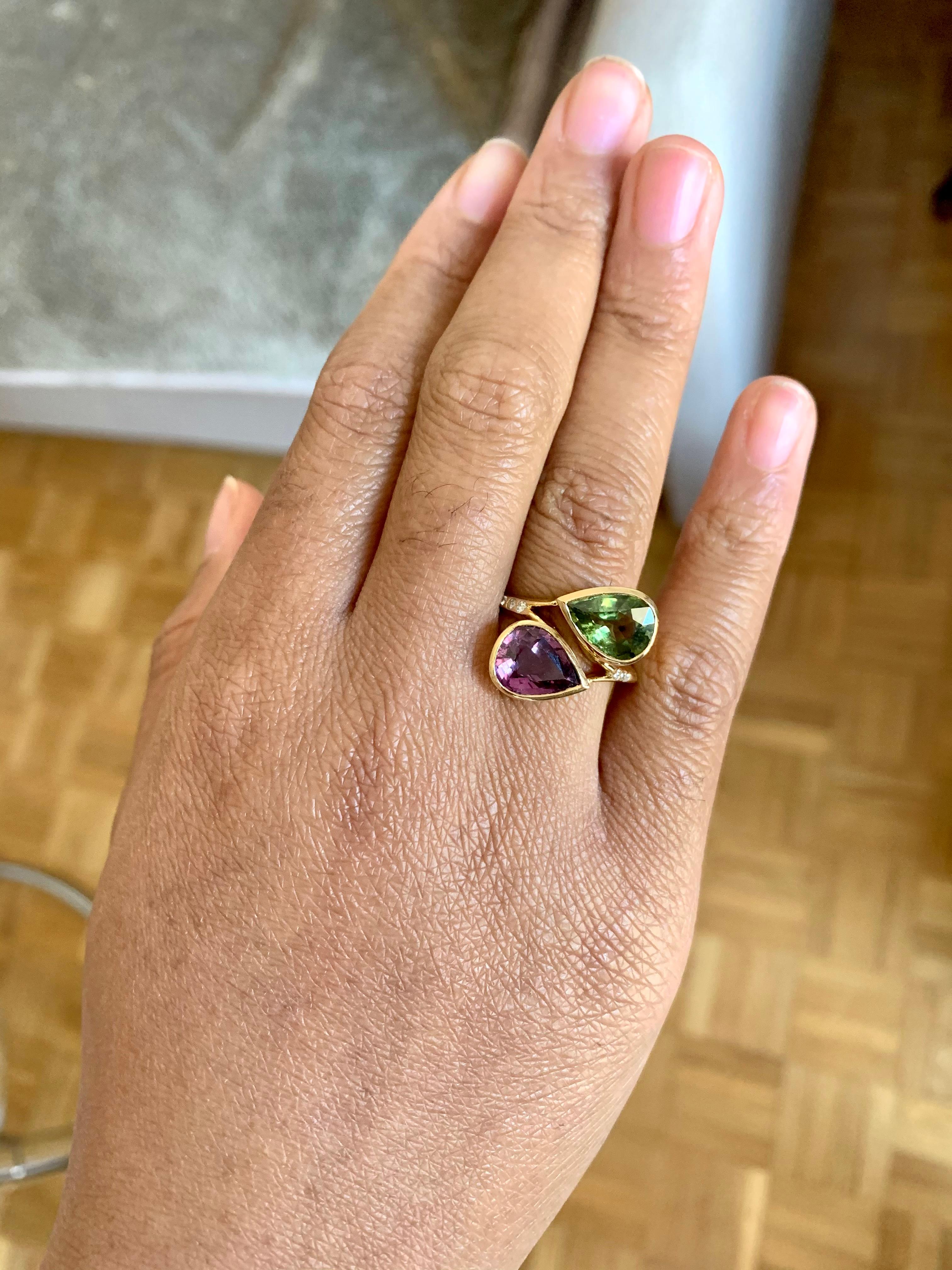 Pear Cut Pink Sapphire & Green Sapphire Diamonds 18 Carats Yellow Gold Ring In New Condition In Paris, FR