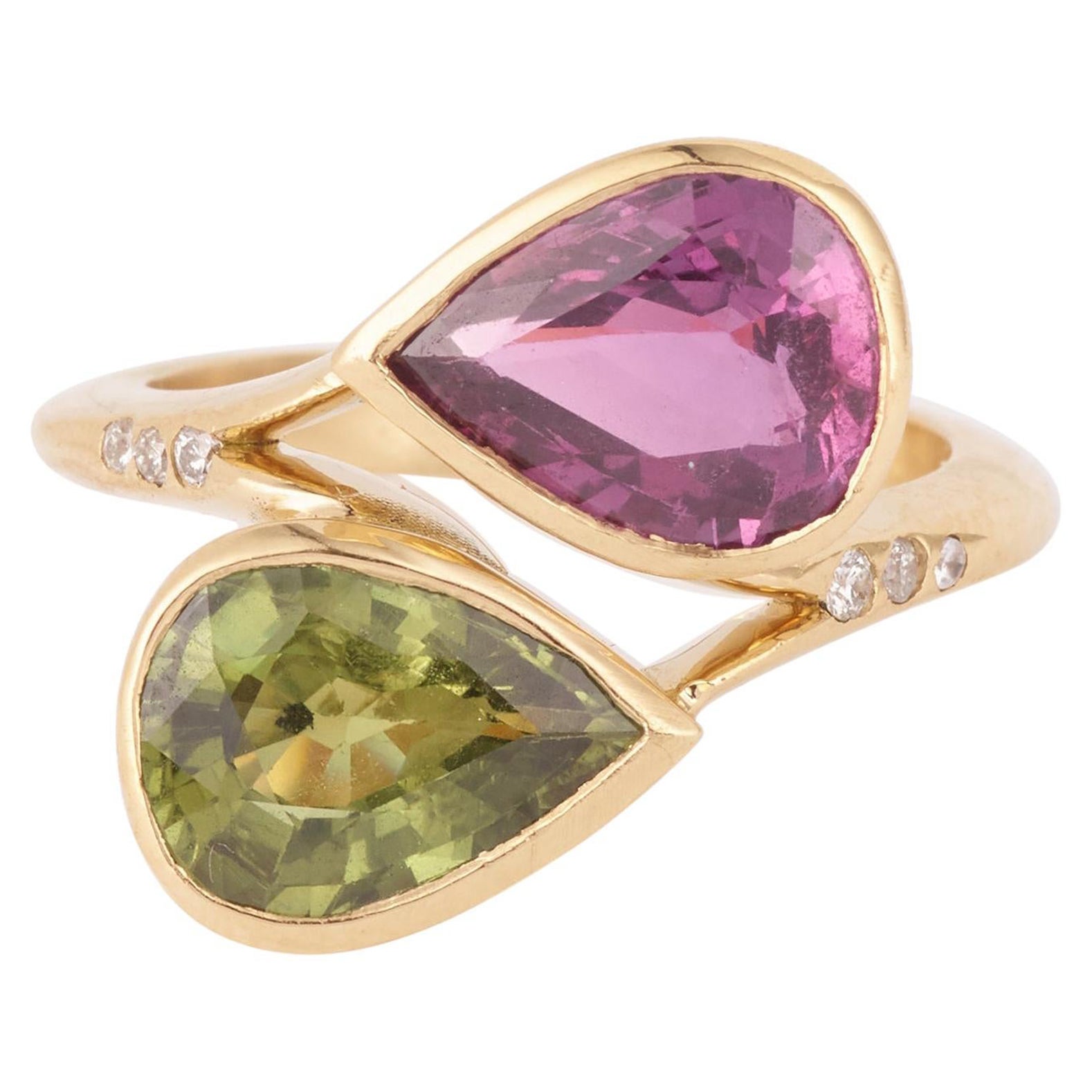 Ring aus 18 Karat Gelbgold mit rosa Saphir im Birnenschliff und grünen Saphiren