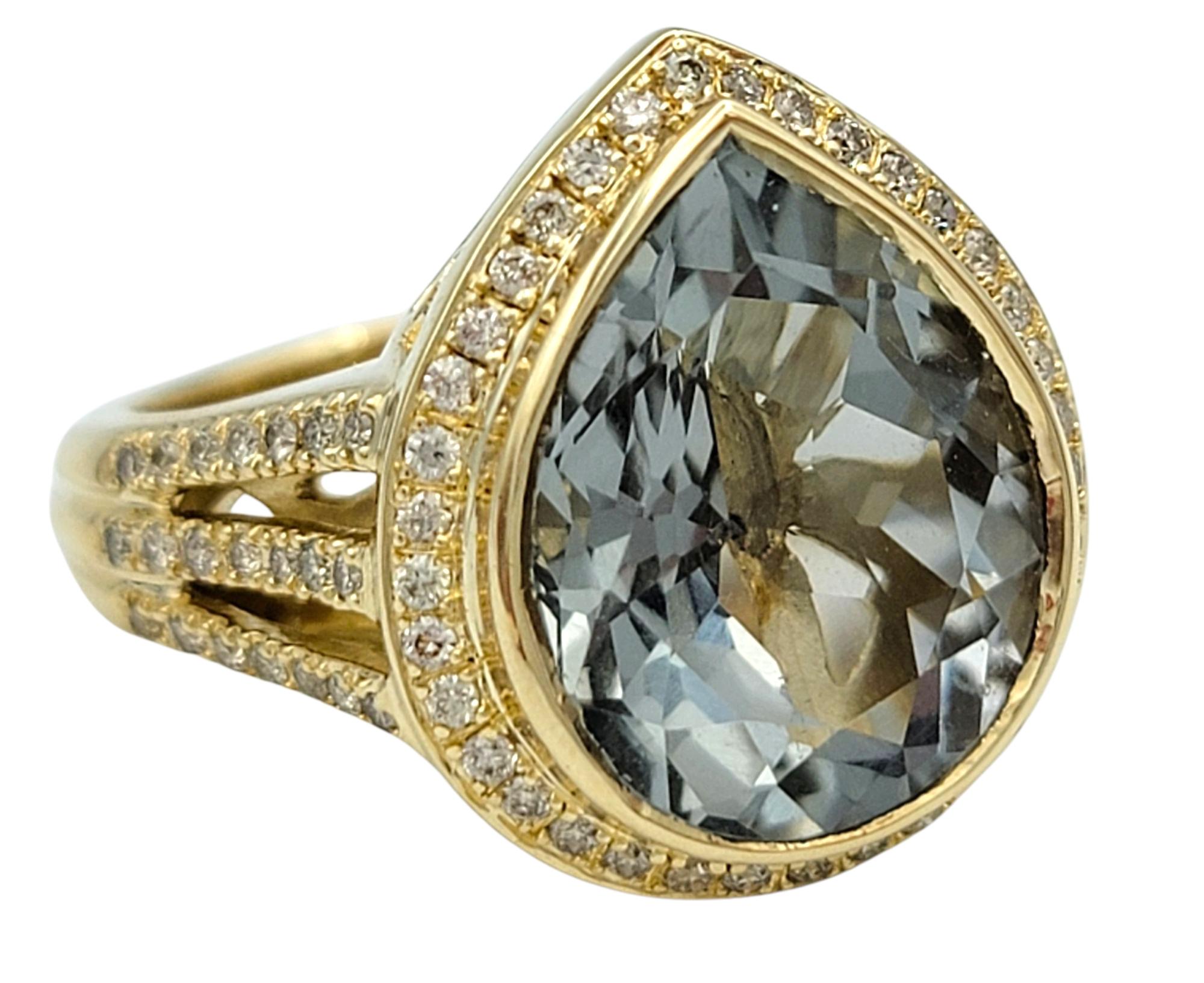 Taille de l'anneau : 6.25

Cette bague de cocktail audacieuse met en valeur un grand quartz prasiolite taillé en poire, d'une douce teinte jaune-vert et d'une clarté étincelante. La prasiolite est encadrée d'un halo de diamants de taille ronde,