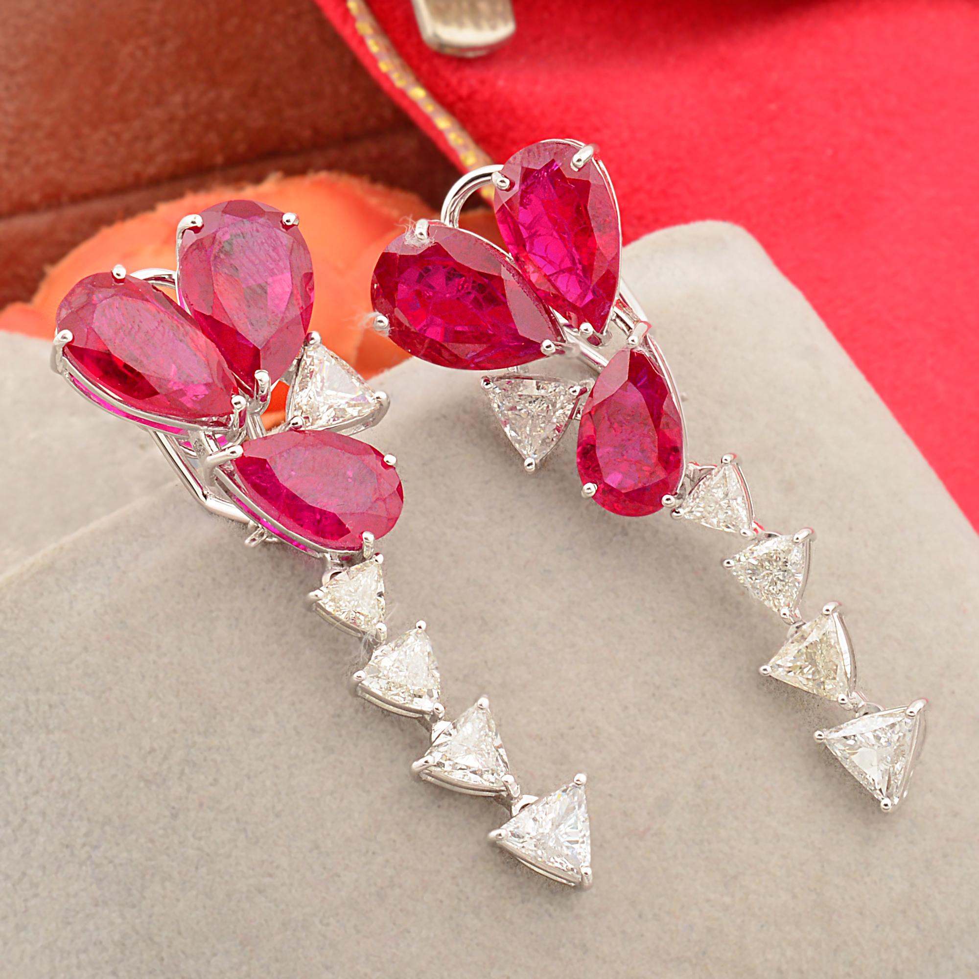 Moderne Boucles d'oreilles clips en or blanc 14K avec diamants et pierres rouges taillées en poire en vente