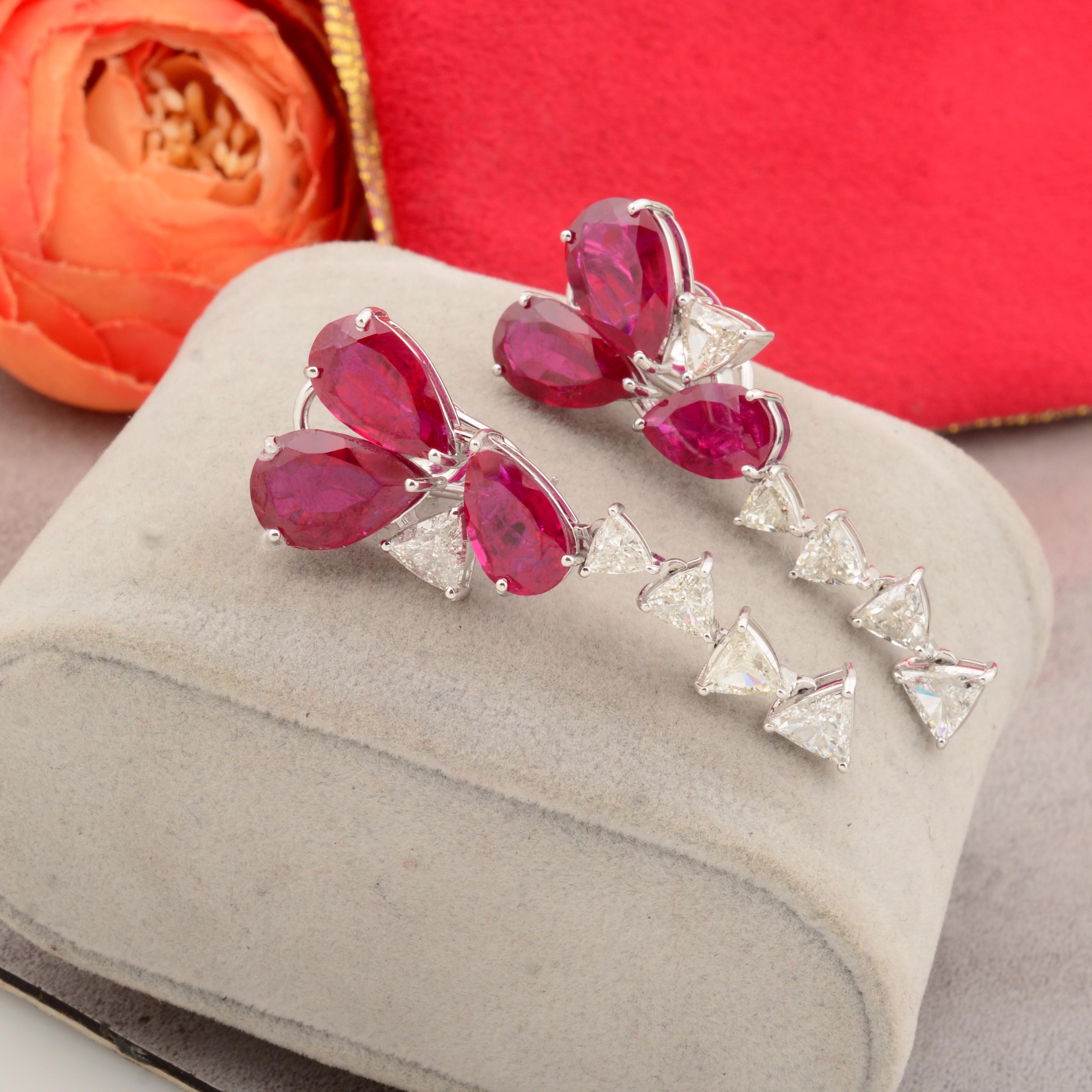 Boucles d'oreilles clips en or blanc 14K avec diamants et pierres rouges taillées en poire en vente 1