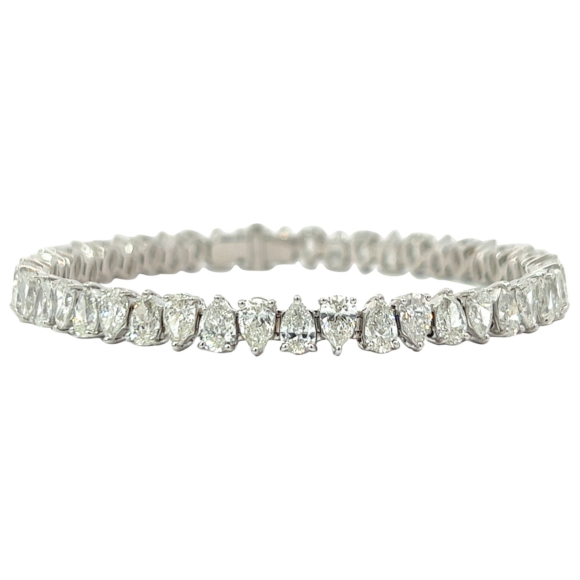 Armband mit umgekehrtem Diamanten im Birnenschliff in 18KW (11,65 Karat SI) von Arnav im Angebot