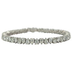 Tennisarmband mit umgekehrtem Diamanten im Birnenschliff in 18KW (10,18ct VVS) von Arnav