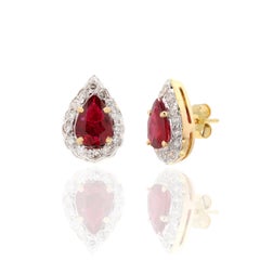Birnenschliff Rubin inmitten Halo Diamant Ohrstecker Handcrafted in massivem 18k Gelbgold