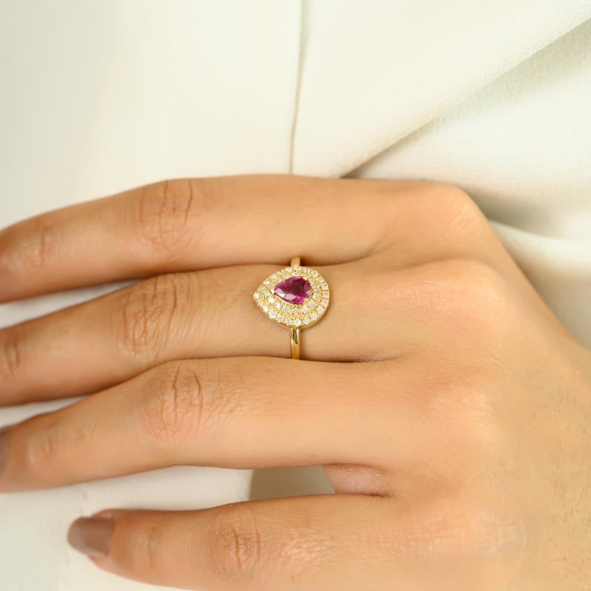 En vente :  Bague de fiançailles en or jaune massif 14k avec rubis taille poire et double halo de diamants 4