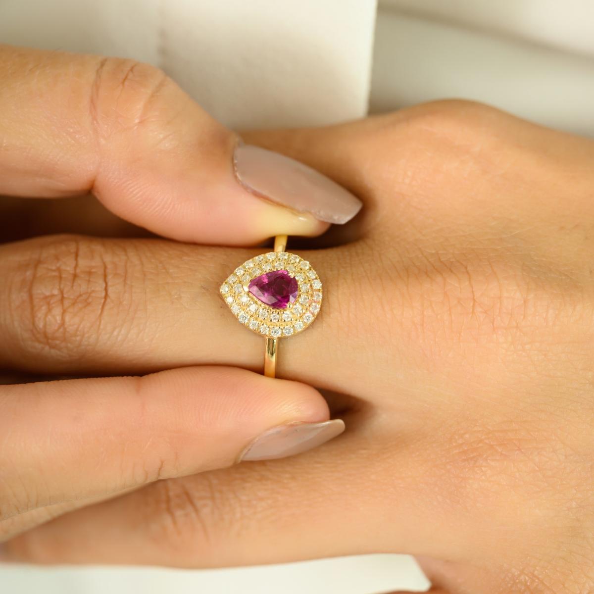 En vente :  Bague de fiançailles en or jaune massif 14k avec rubis taille poire et double halo de diamants 6