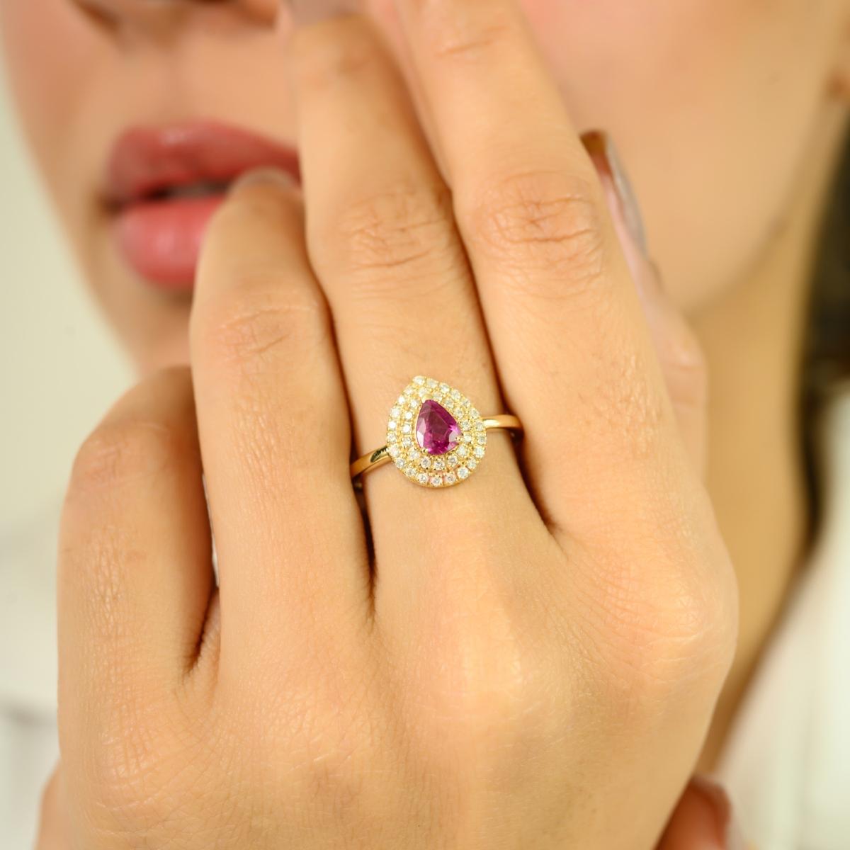 En vente :  Bague de fiançailles en or jaune massif 14k avec rubis taille poire et double halo de diamants 8