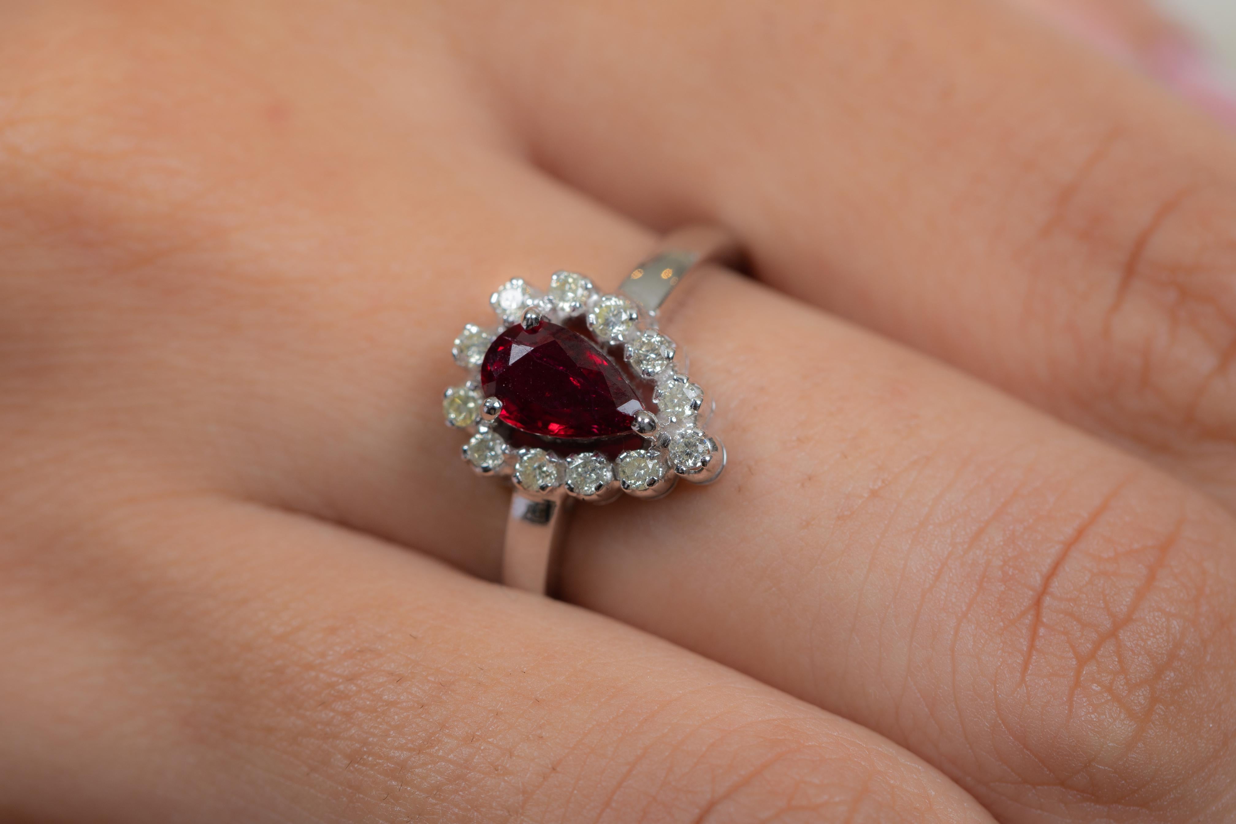 En vente :  Bague de fiançailles en or blanc 14 carats avec diamants et rubis taille poire  2