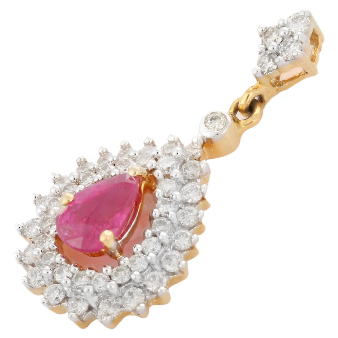 Colgante de boda colgante con halo de diamantes y rubíes en oro amarillo de 18 quilates en venta