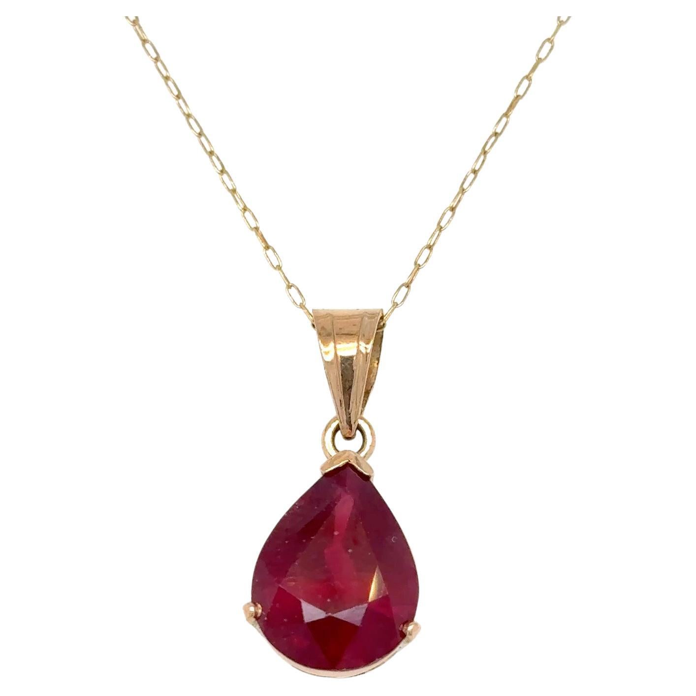 Pendentif en or jaune 14K avec rubis poire
Rayonnez de sophistication avec ce pendentif en rubis taillé en poire et réalisé à la main en or jaune 14K lumineux. La pierre centrale, de couleur vive, est bercée dans une monture à griffes raffinée,