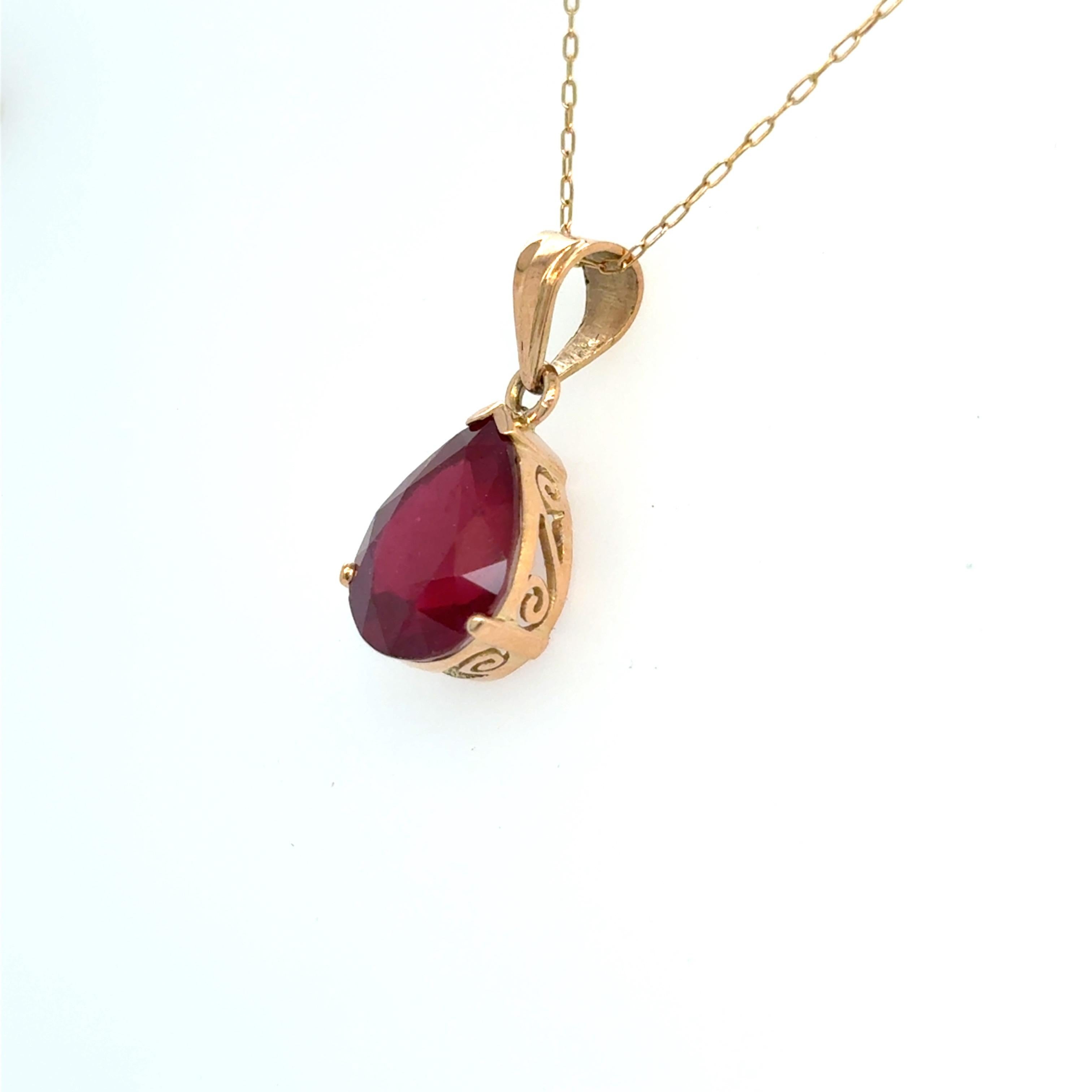 Taille poire Pendentif or jaune rubis taille poire en vente