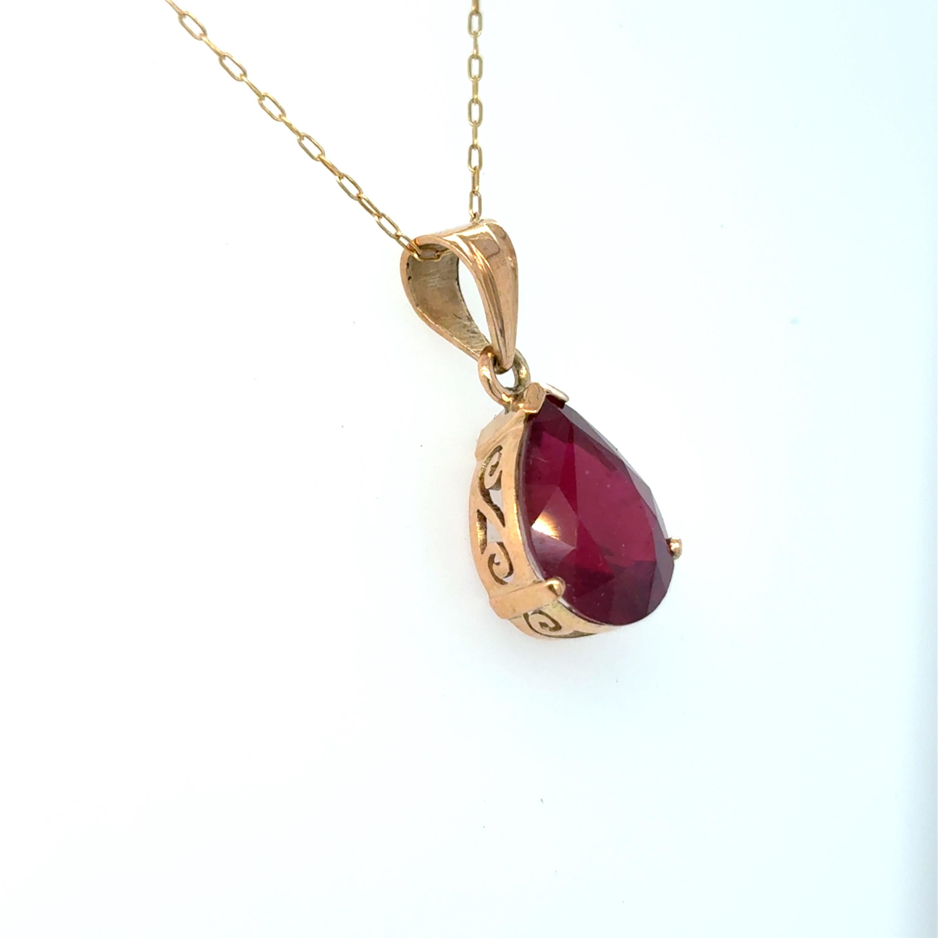 Pendentif or jaune rubis taille poire Pour femmes en vente