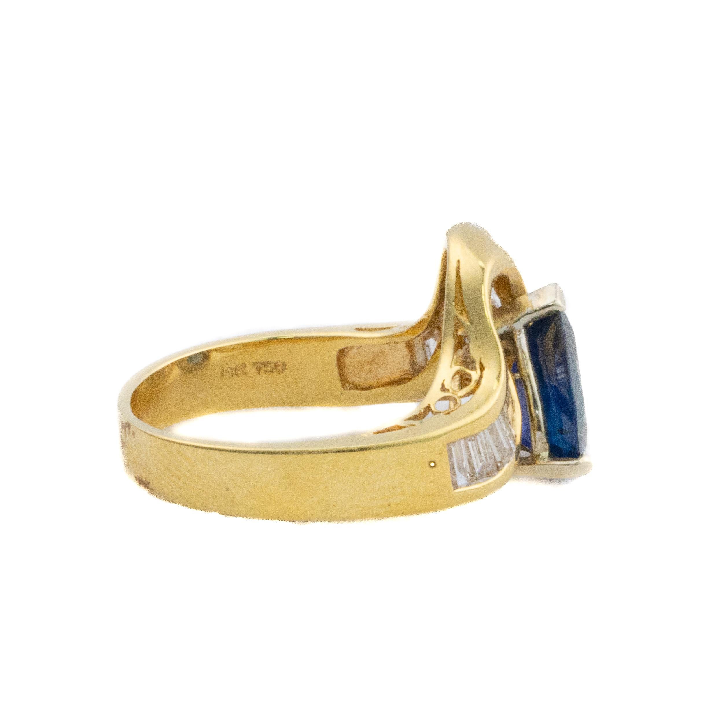 Bague baguette saphir et diamant taille poire

Description : Cette bague audacieuse en or jaune 18 carats est ornée d'un saphir poire aux teintes riches, rehaussé d'un agencement de diamants baguettes en serti-canal qui créent un design fluide,